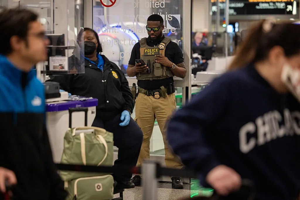 L'image peut contenir des vêtements, des gants, une personne, un policier, des accessoires, un sac, un sac à main et un adulte.