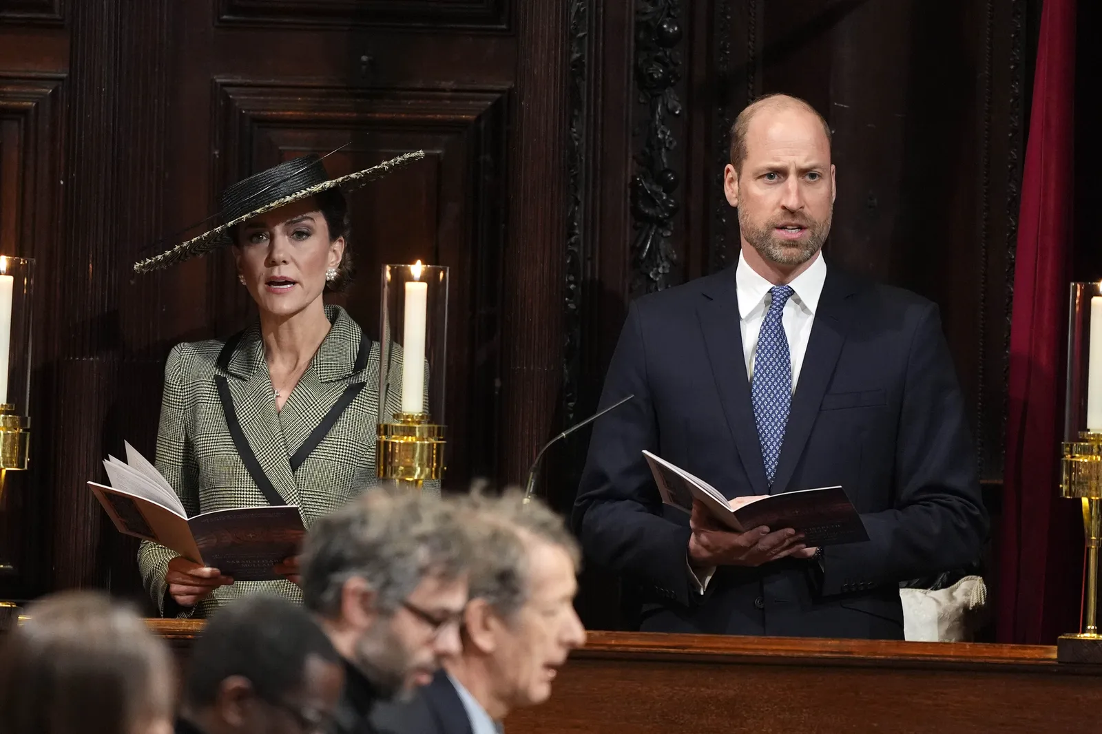 L'image contient peut-être le prince William, duc de Cambridge, accessoires, vêtements de cérémonie, cravate, personne adulte, bougie et personnes.