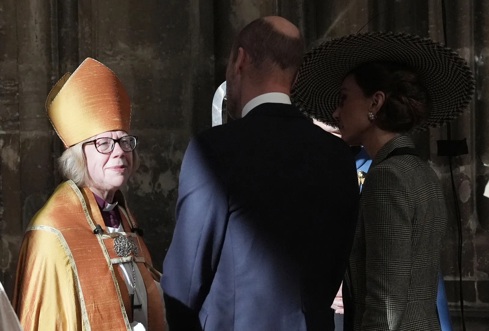 L'image peut contenir des vêtements Tenue de soirée Costume Smoking Manteau Veste Accessoires Lunettes Personne adulte Blazer et chapeau