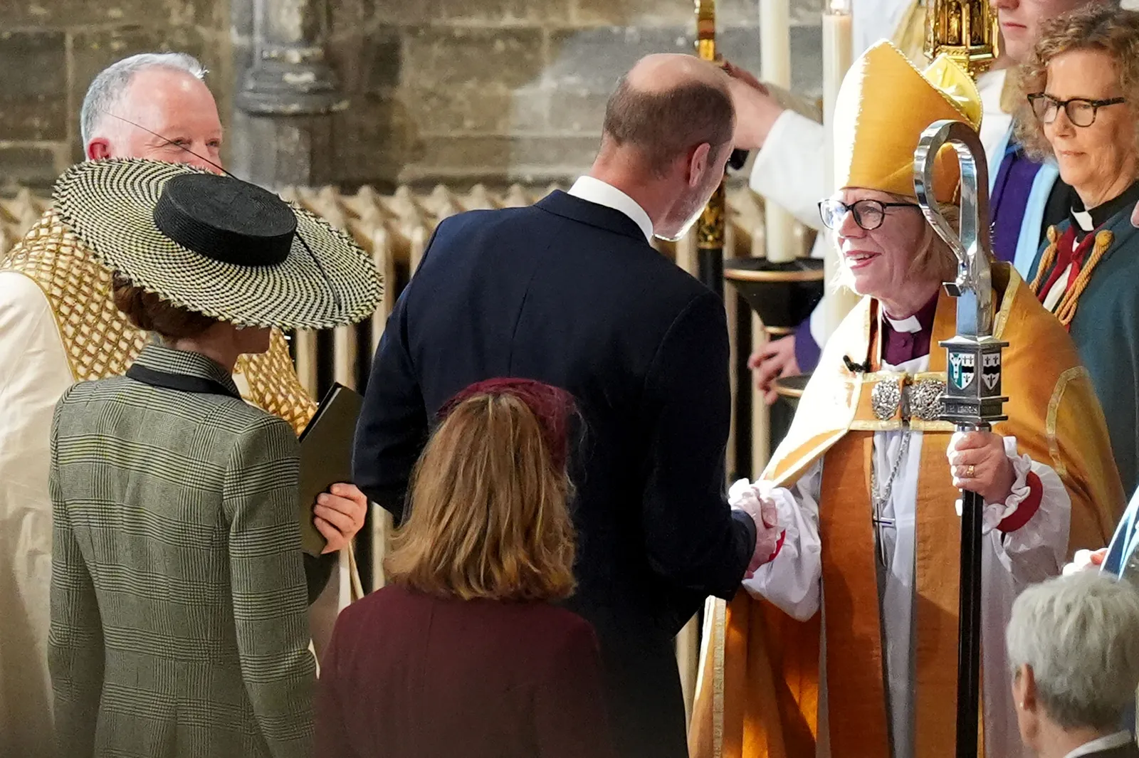 L'image peut contenir des vêtements pour adultes, des vêtements de cérémonie, des accessoires de costume et des lunettes.