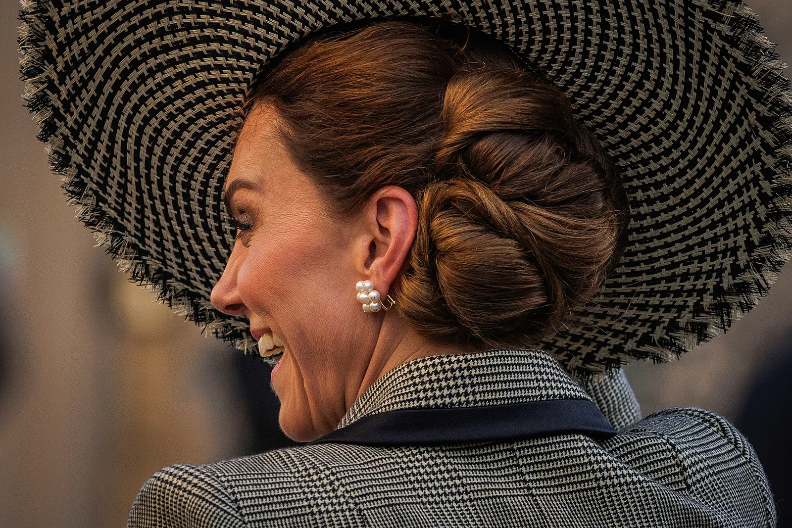 L'image peut contenir des cheveux et un chignon sur la tête d'une personne adulte.