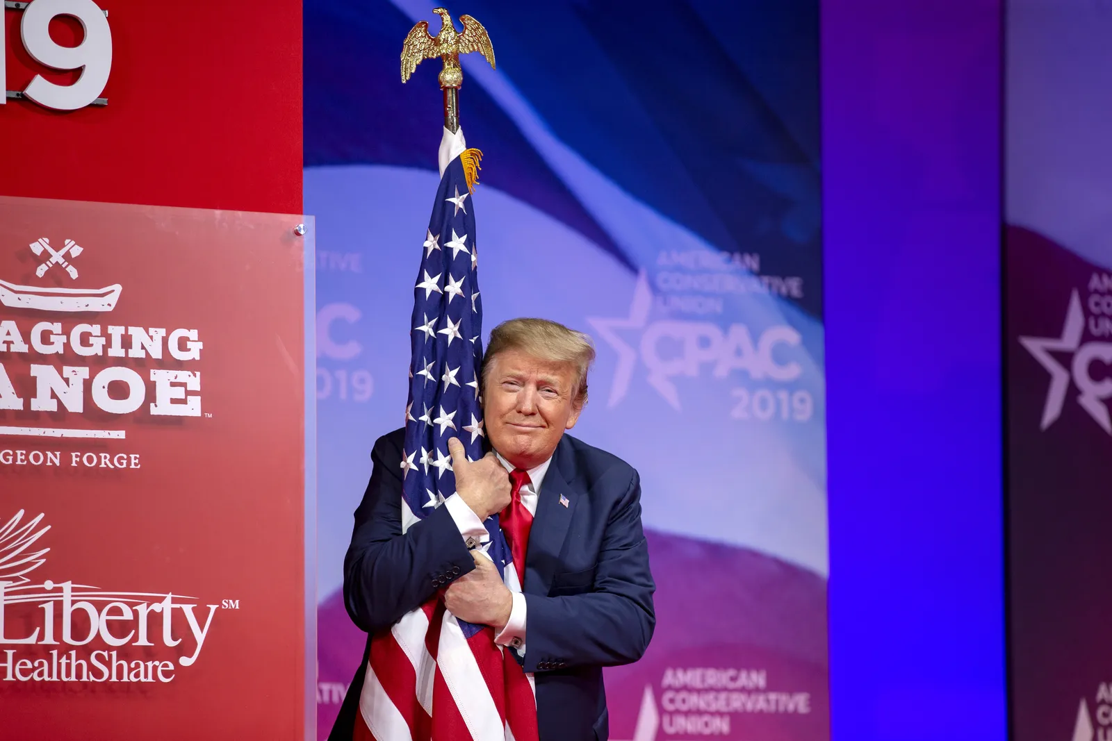 L'image contient peut-être Donald Trump Personnes Personne Drapeau américain Drapeau Adulte Foule Vêtements Tenue de soirée Costume et visage