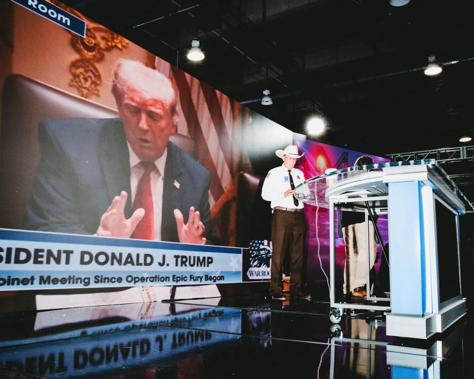 L'image peut contenir Donald Trump Foule Personne Adulte Accessoires Tenue de cérémonie Cravate Public Vêtements Costume et discours