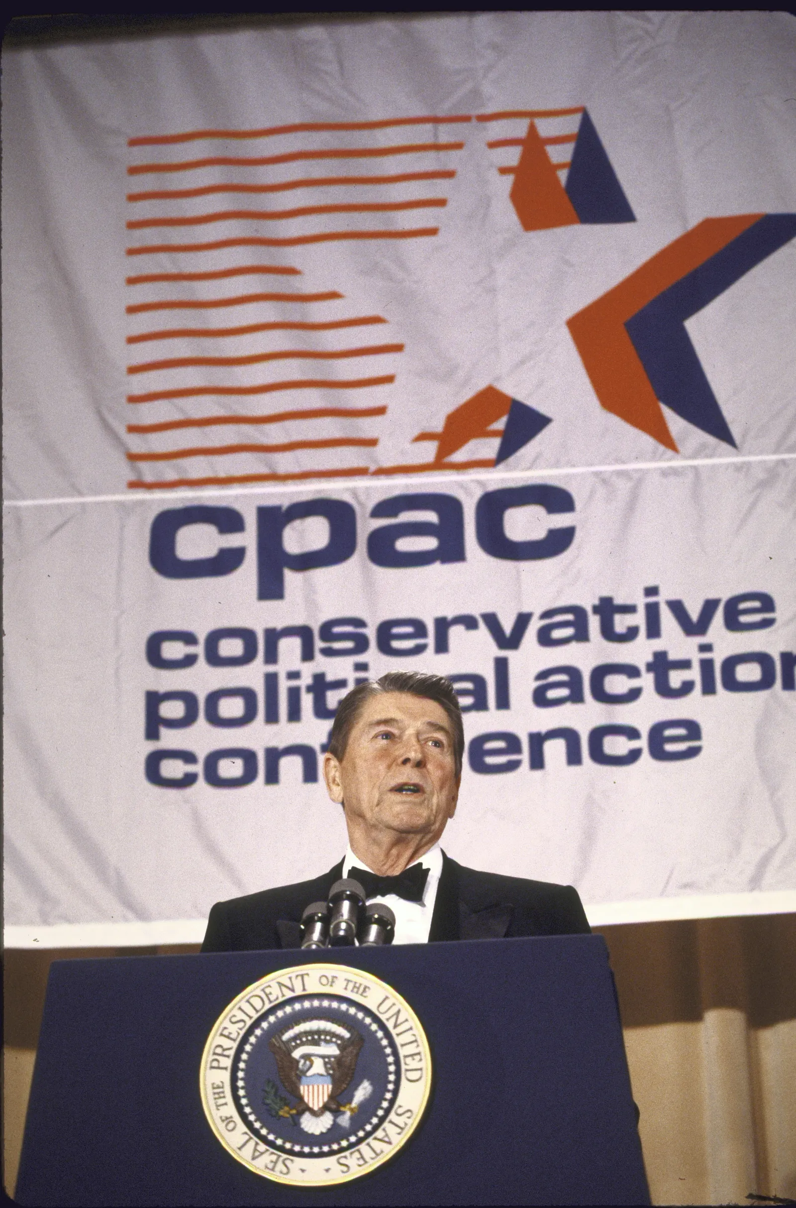 L'image contient peut-être Ronald Reagan Foule Personne Personnes Vêtements pour adultes Vêtements de cérémonie Costume Visage Tête et public
