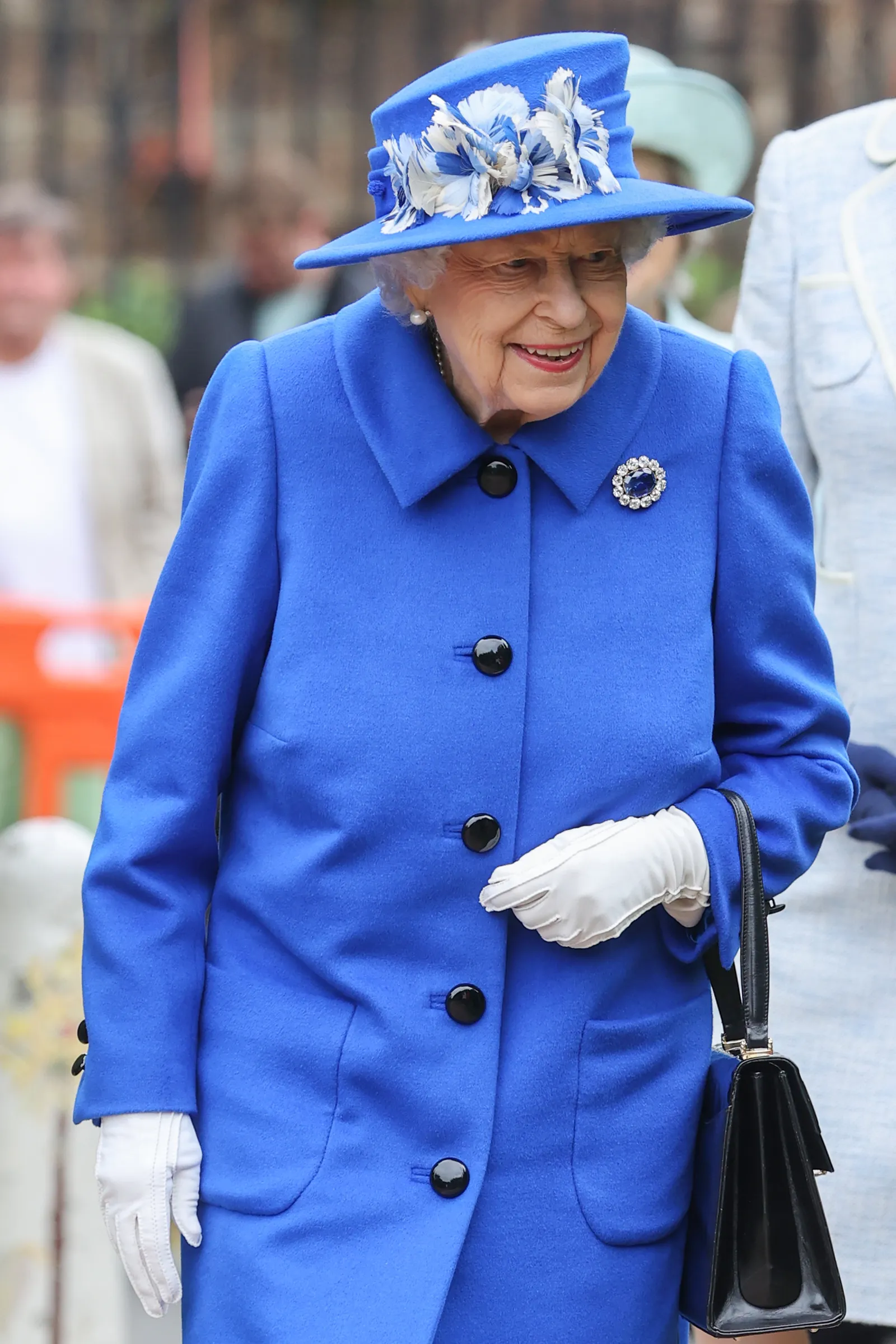 L'image peut contenir Elizabeth II Personne Vêtements Manteau Adulte Gant Accessoires Sac Sac à main Chapeau Enfant Visage et tête