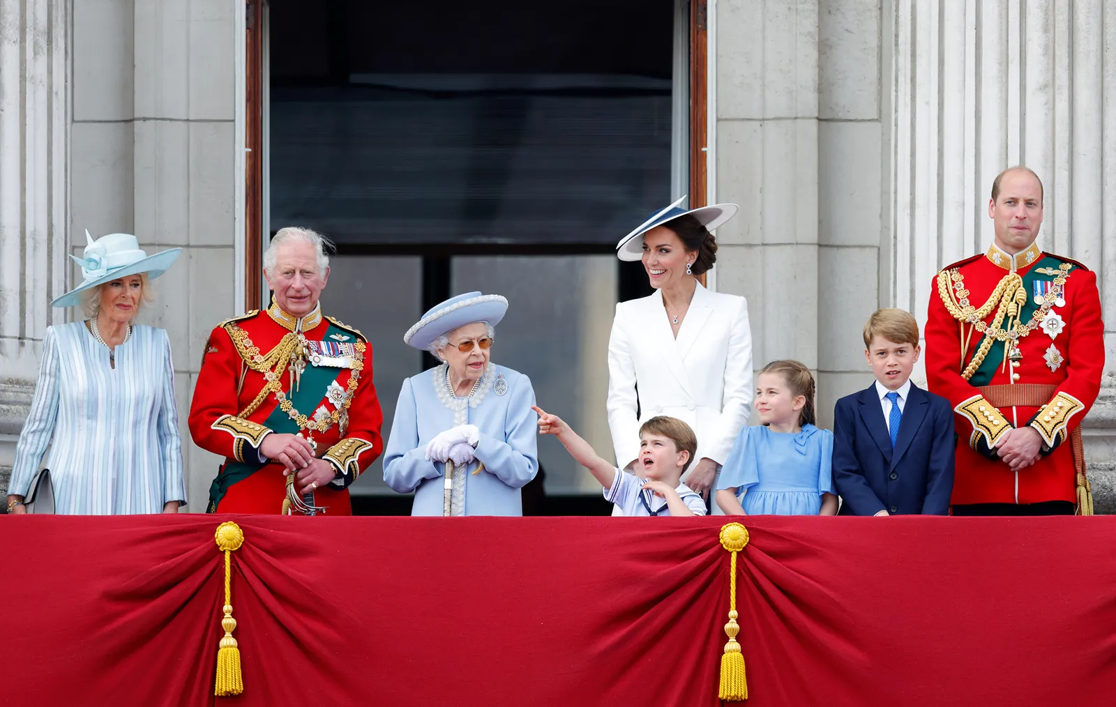 L'image contient peut-être Elizabeth II Charles Prince de Galles Personne Personnes Adulte Vêtements Gant Enfant Bébé et Mariage