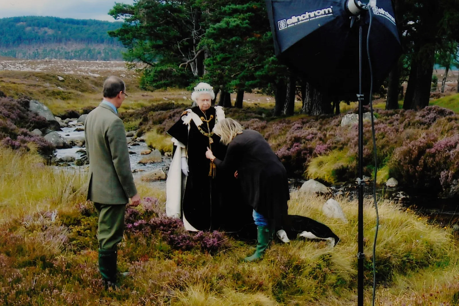 L'image peut contenir Elizabeth II Plante Végétation Visage Tête Personne Photographie Portrait Herbe Mode et bosquet