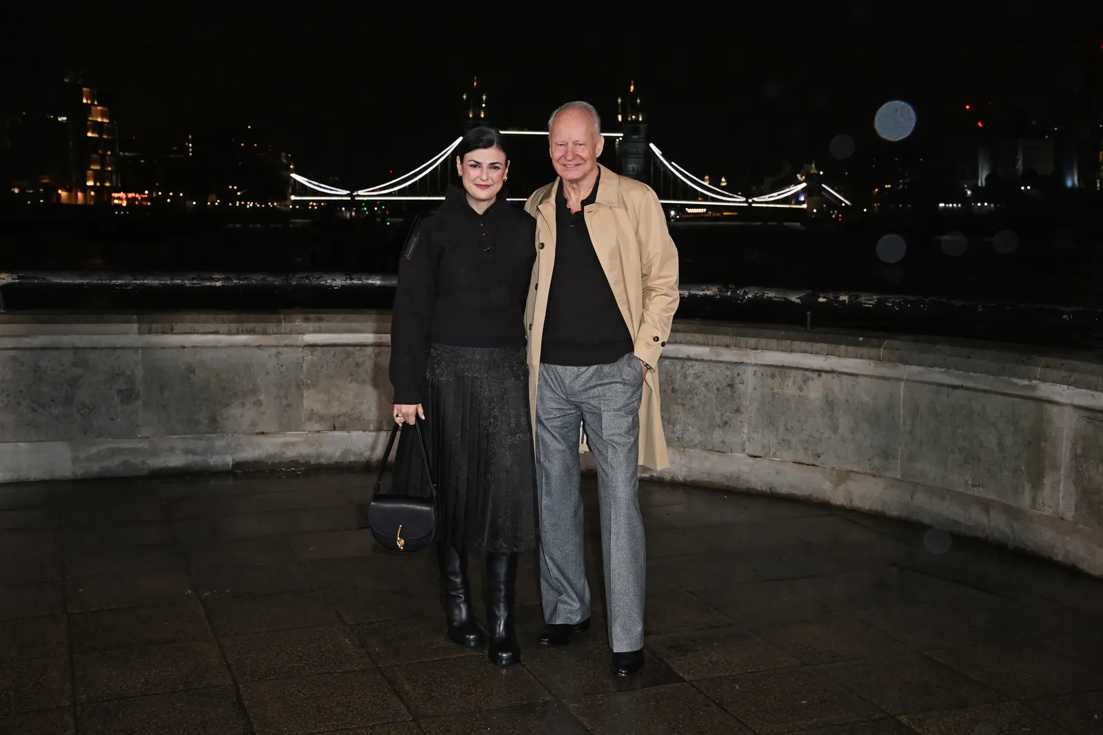 L'image peut contenir Stellan Skarsgård Vêtements Manteau Blazer Veste Pantalon Accessoires Sac Sac à main Adulte et personne