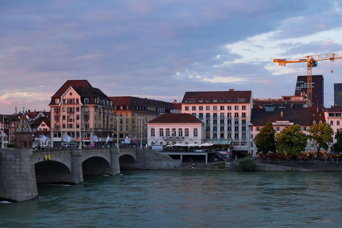 L'image contient peut-être Architecture urbaine Bâtiment Paysage urbain Ville Personne extérieur Pont et eau