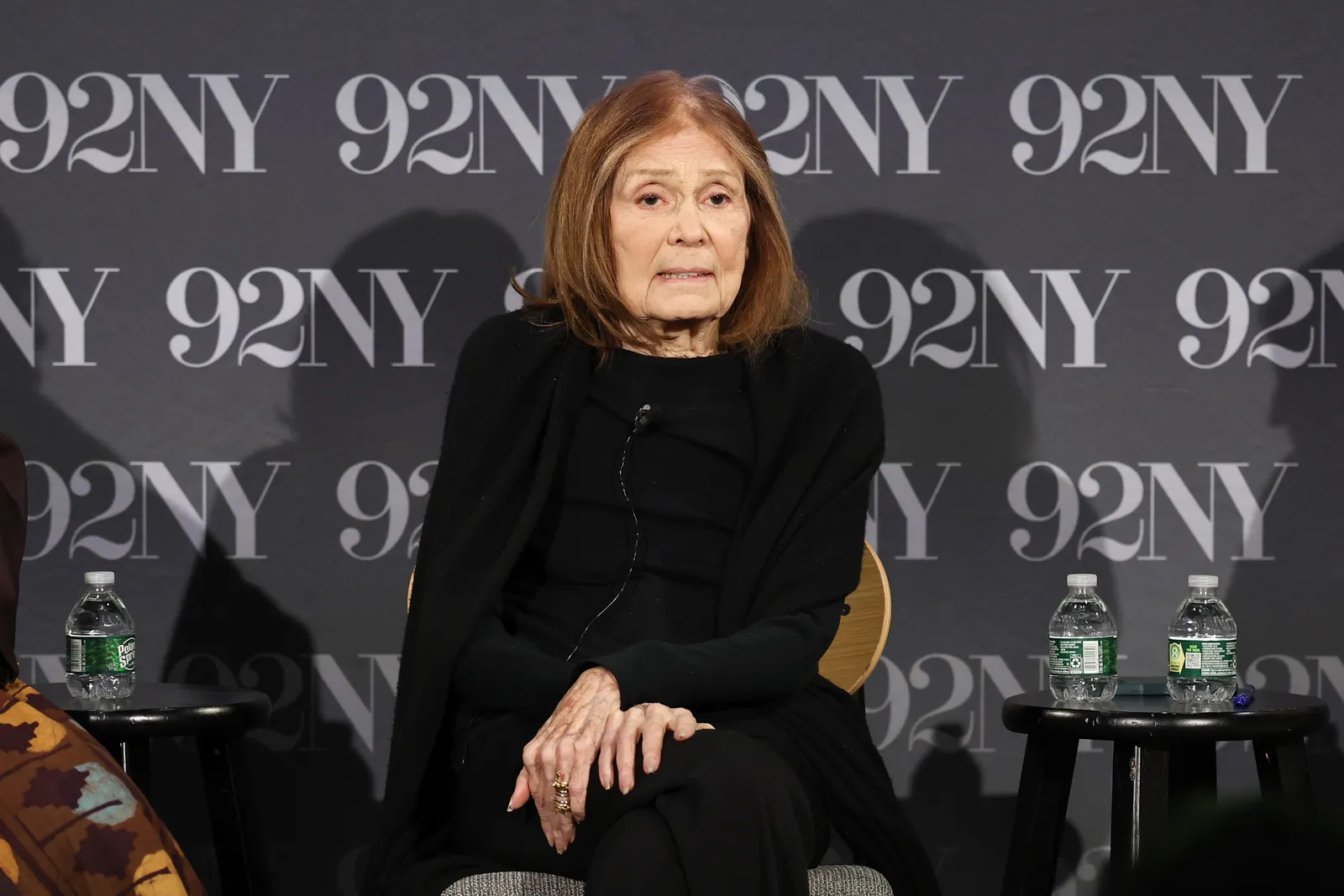 L'image peut contenir Gloria Steinem Personne adulte Visage Tête Photographie Portrait Personne âgée Vêtements et manteau