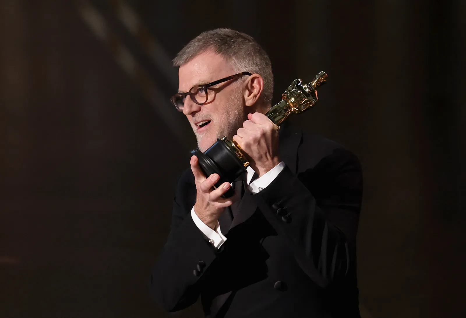 L'image peut contenir Paul Thomas Anderson Interprète Personne Solo Performance Tête Appareil électrique Microphone et visage