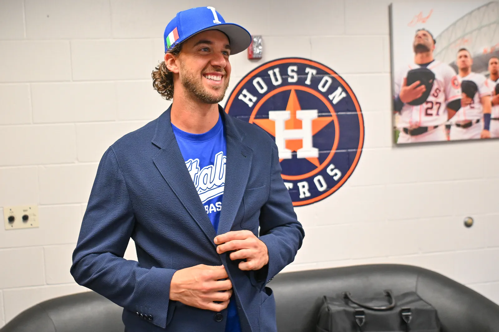 L'image peut contenir Aaron Nola Casquette de baseball Casquette Vêtements Chapeau Blazer Manteau Veste Visage Tête Personne et photographie