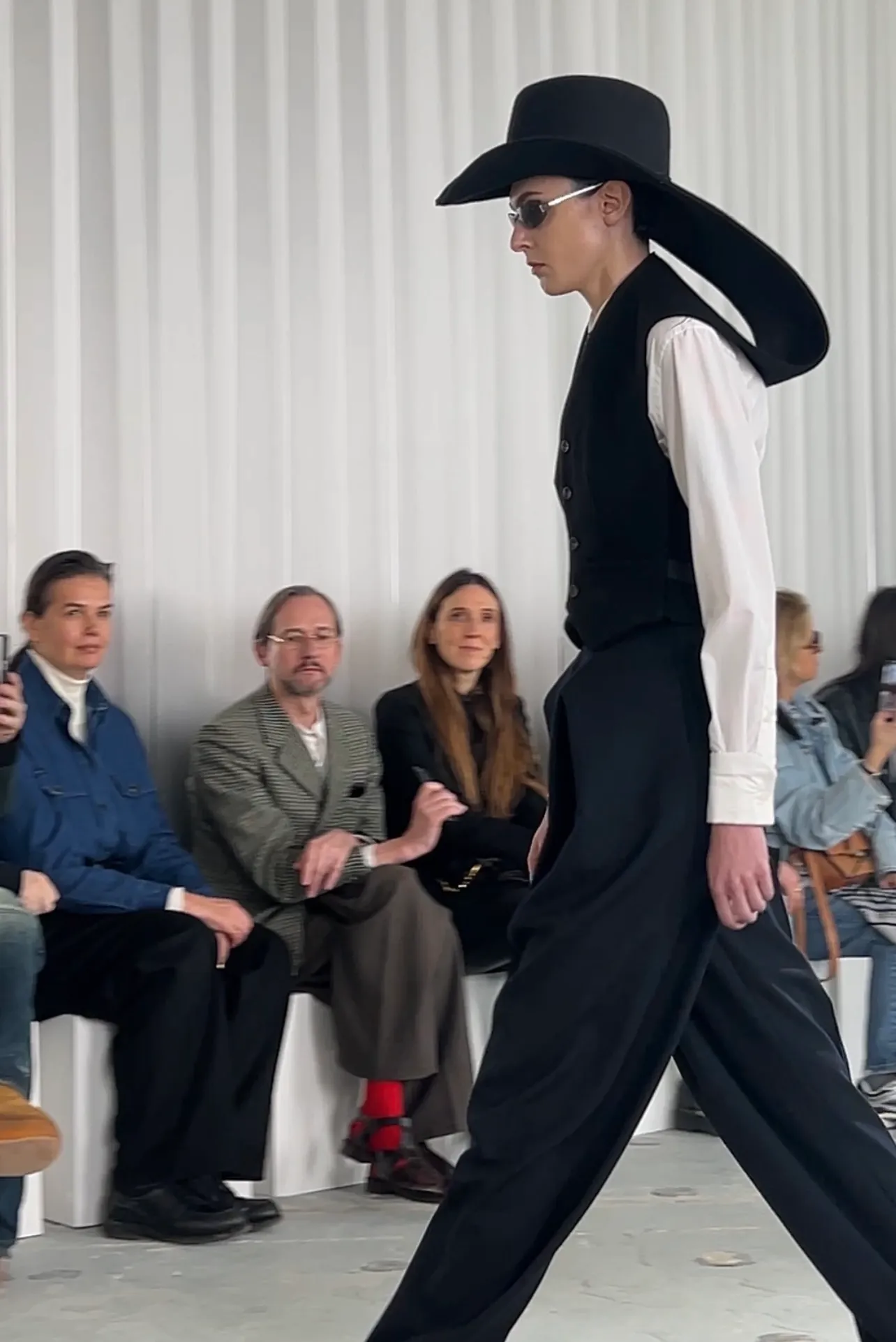 Le sexe était de retour sur les podiums de la Fashion Week de Paris, mais pas comme vous le pensez L'image peut contenir une personne adulte dansant des activités de loisirs, des accessoires et des lunettes