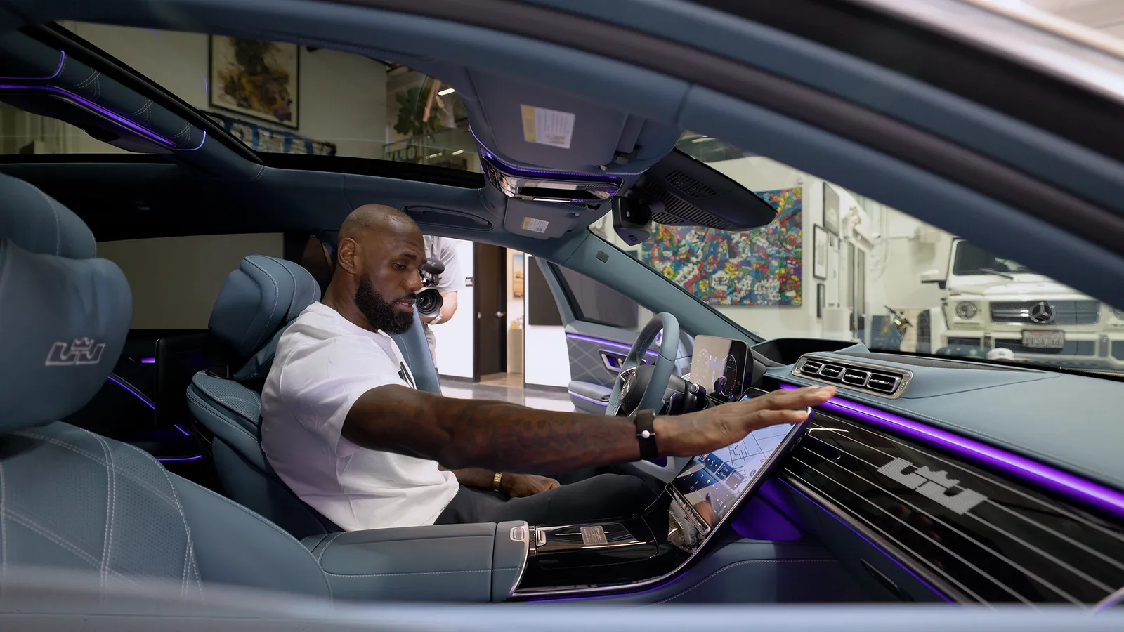 L'image peut contenir LeBron James Personne au volant Véhicule de transport Montre-bracelet pour adulte Appareil photo Électronique et bébé