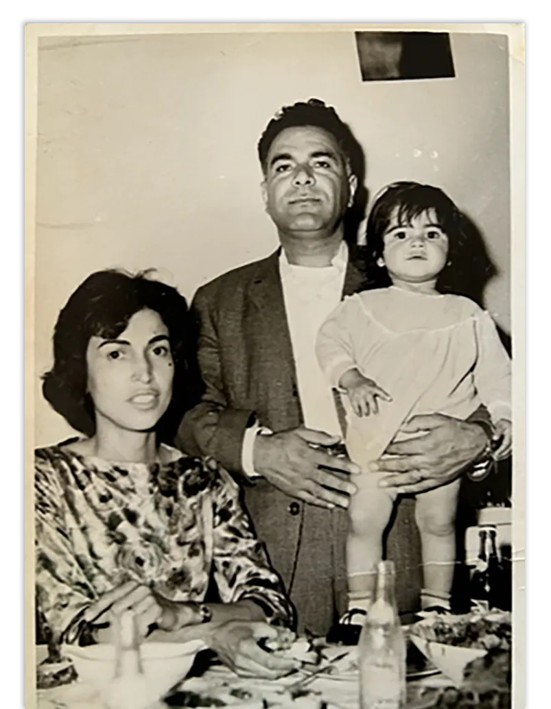 L'image contient peut-être Partie du corps Doigt Main Personne Personnes Enfant Adulte Visage Tête Photographie et portrait