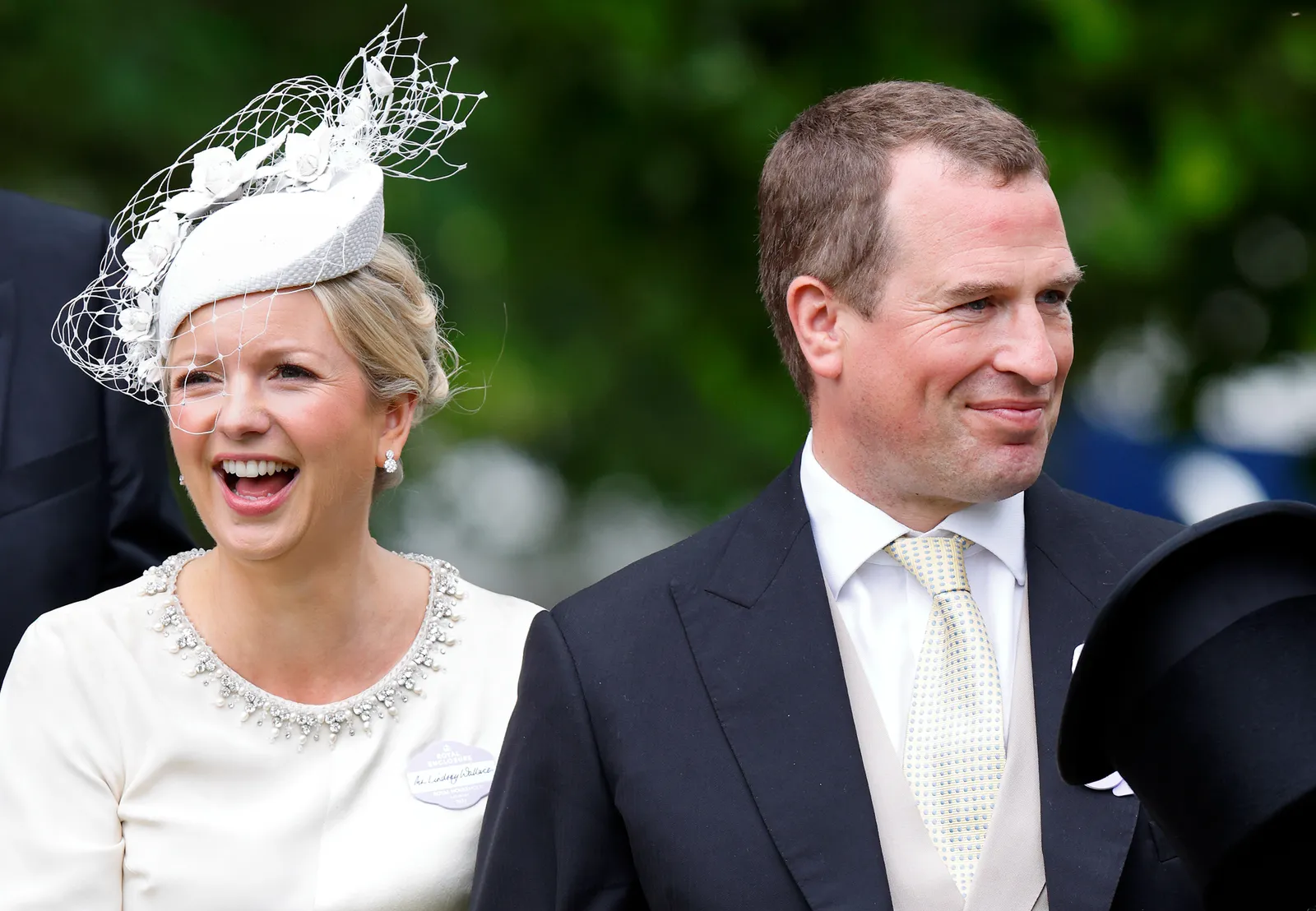 L'image peut contenir des vêtements de personne, des vêtements de cérémonie, un costume, un blazer, un manteau, une veste, un visage et une tête d'adulte, photographie et portrait.