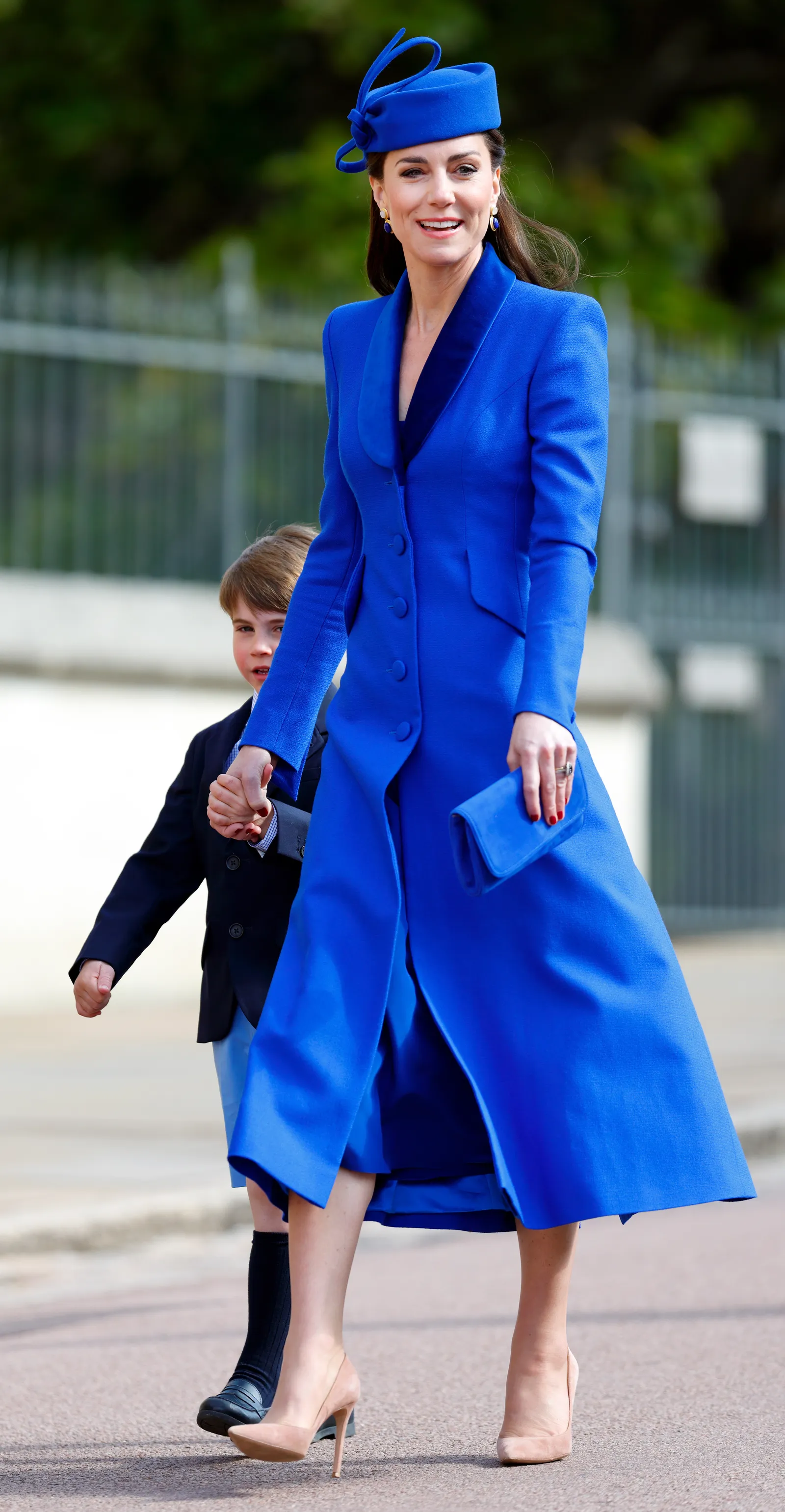 L'image contient peut-être une personne Vêtements Tenue de cérémonie Costume Blazer Manteau Veste Personnes Adulte Visage Tête et photographie