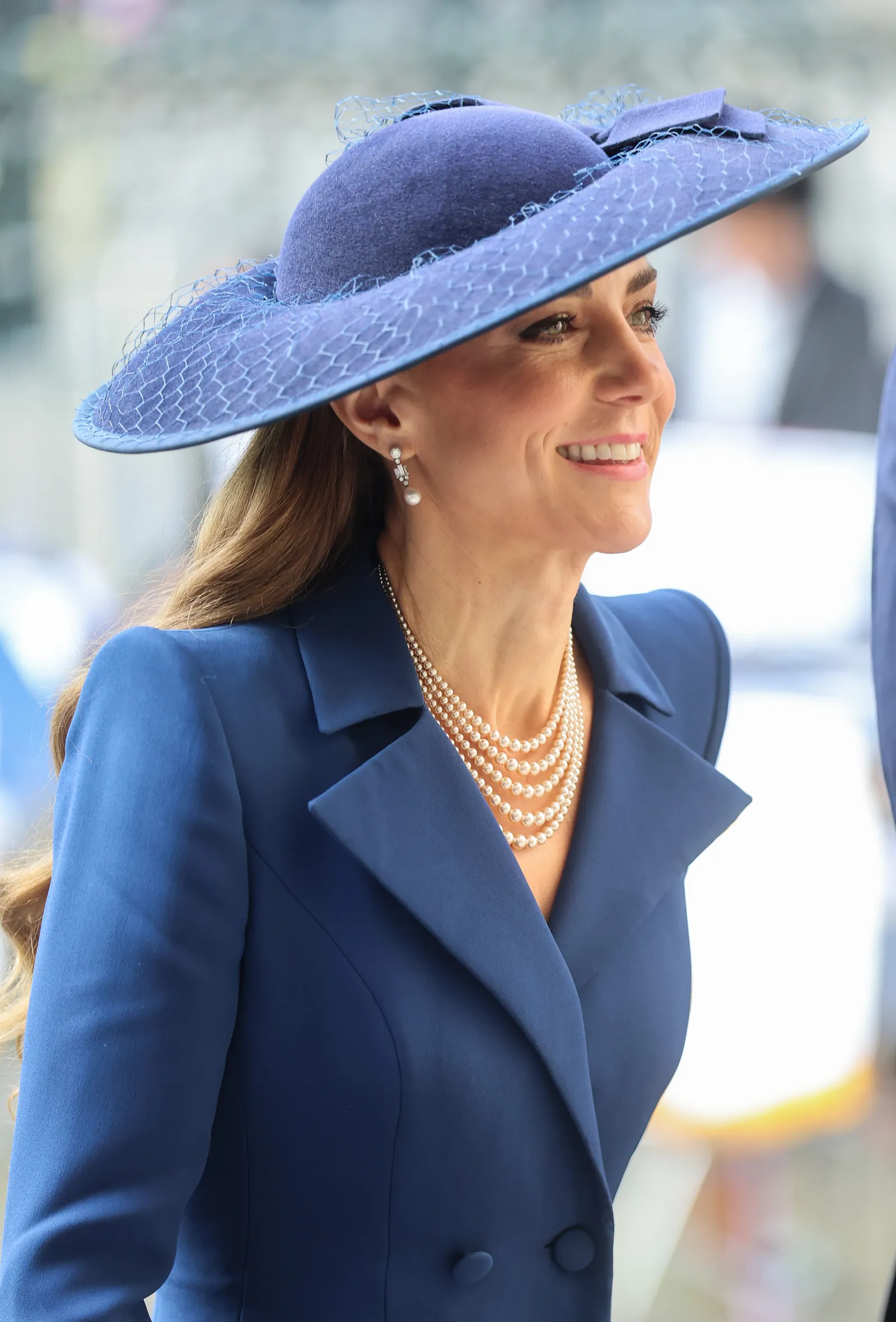 L'image peut contenir une personne Vêtements pour adultes Chapeau Accessoires Bijoux Collier Manteau et tête