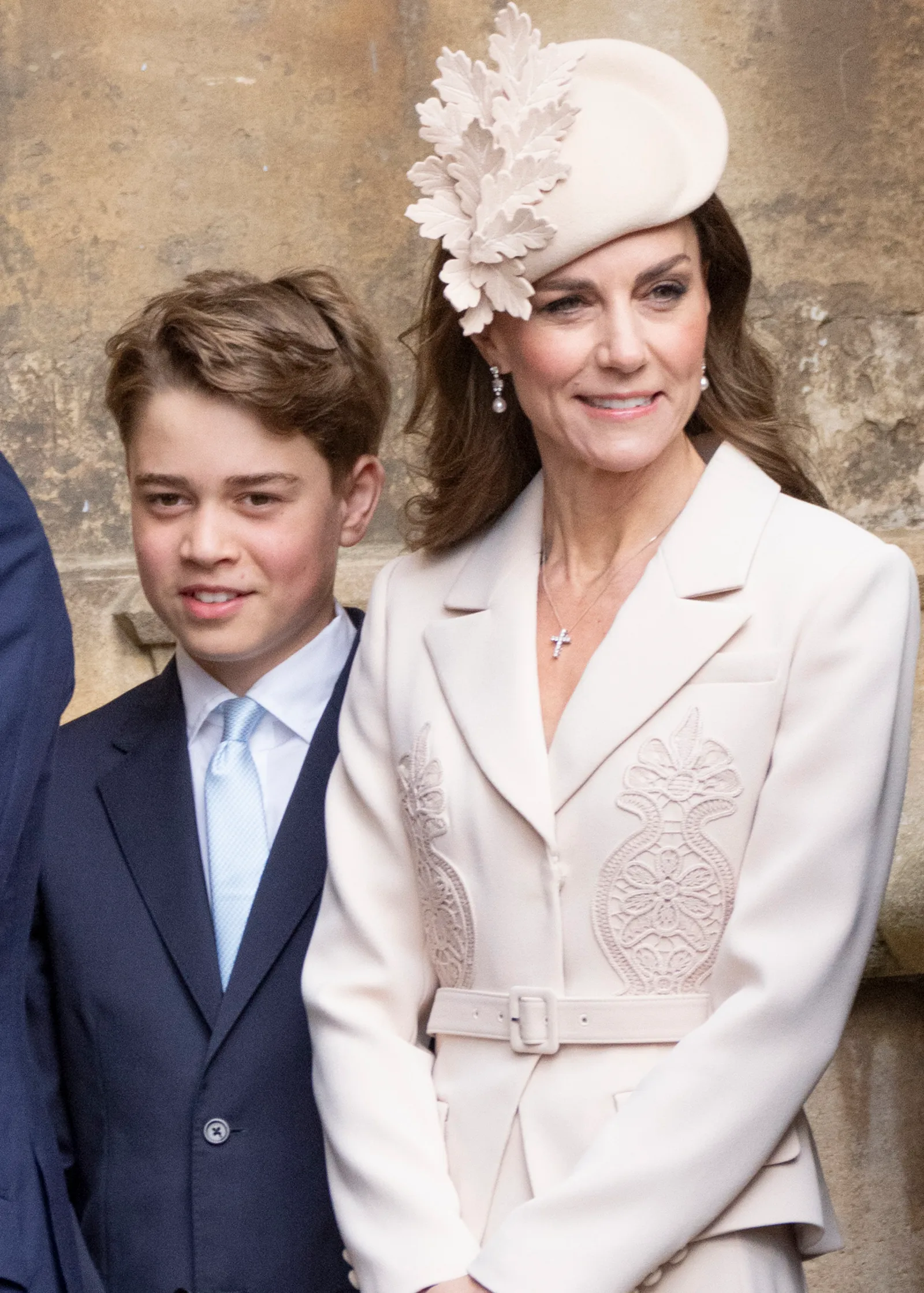 L'image peut contenir un blazer de Prince George de Cambridge, un manteau, une veste, une personne, une tenue formelle, un costume, un visage et une tête.