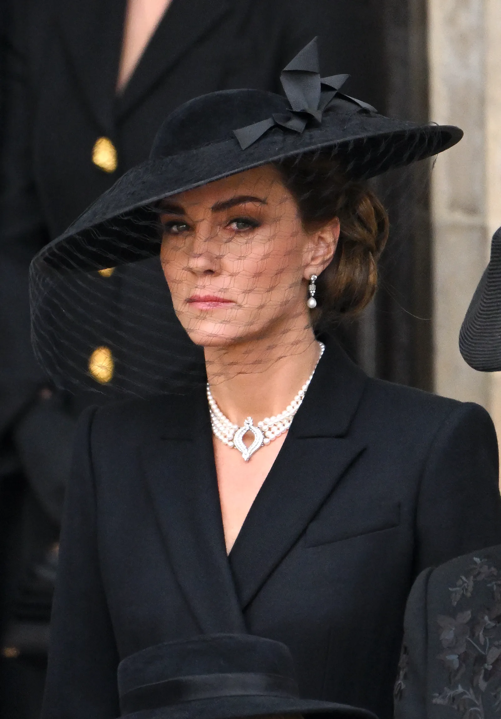 L'image peut contenir une personne Accessoires pour adultes Bijoux Collier Visage Tête Vêtements et manteau