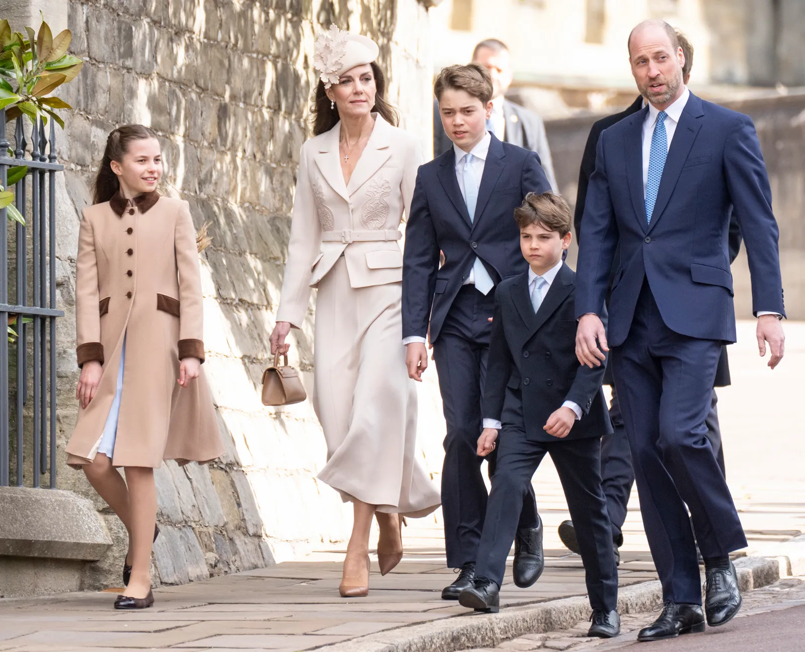 L'image contient peut-être Prince George de Cambridge Brent Bailey Personne Personnes adultes Vêtements Manteau Pantalons et tenues de soirée
