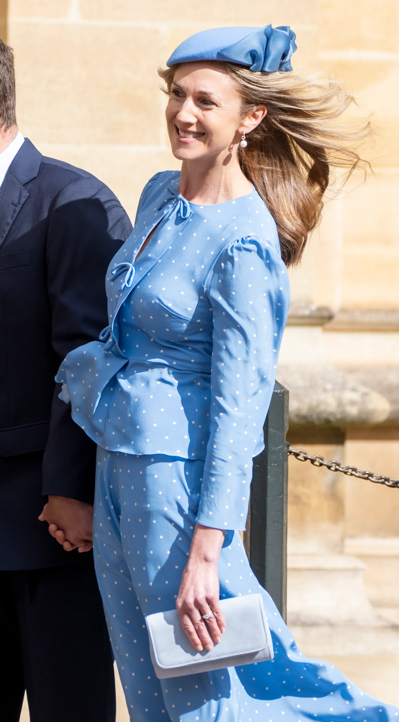 L'image peut contenir un visage de personne, une tête heureuse, un sourire, des vêtements et des costumes de cérémonie pour adultes.