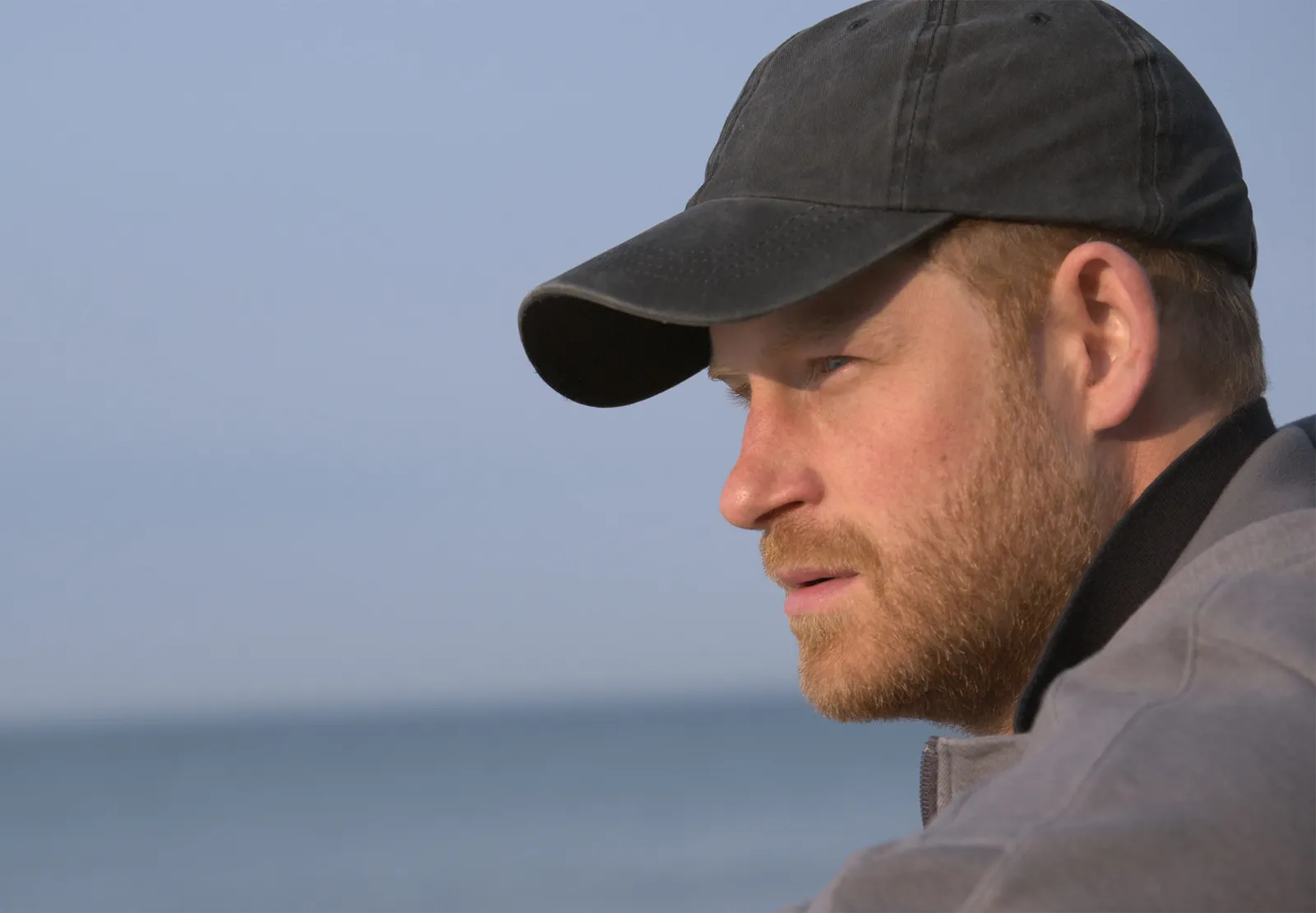 L'image peut contenir la casquette de baseball du prince Harry, duc de Sussex, vêtements, chapeau, personne adulte, tête, visage et photographie.