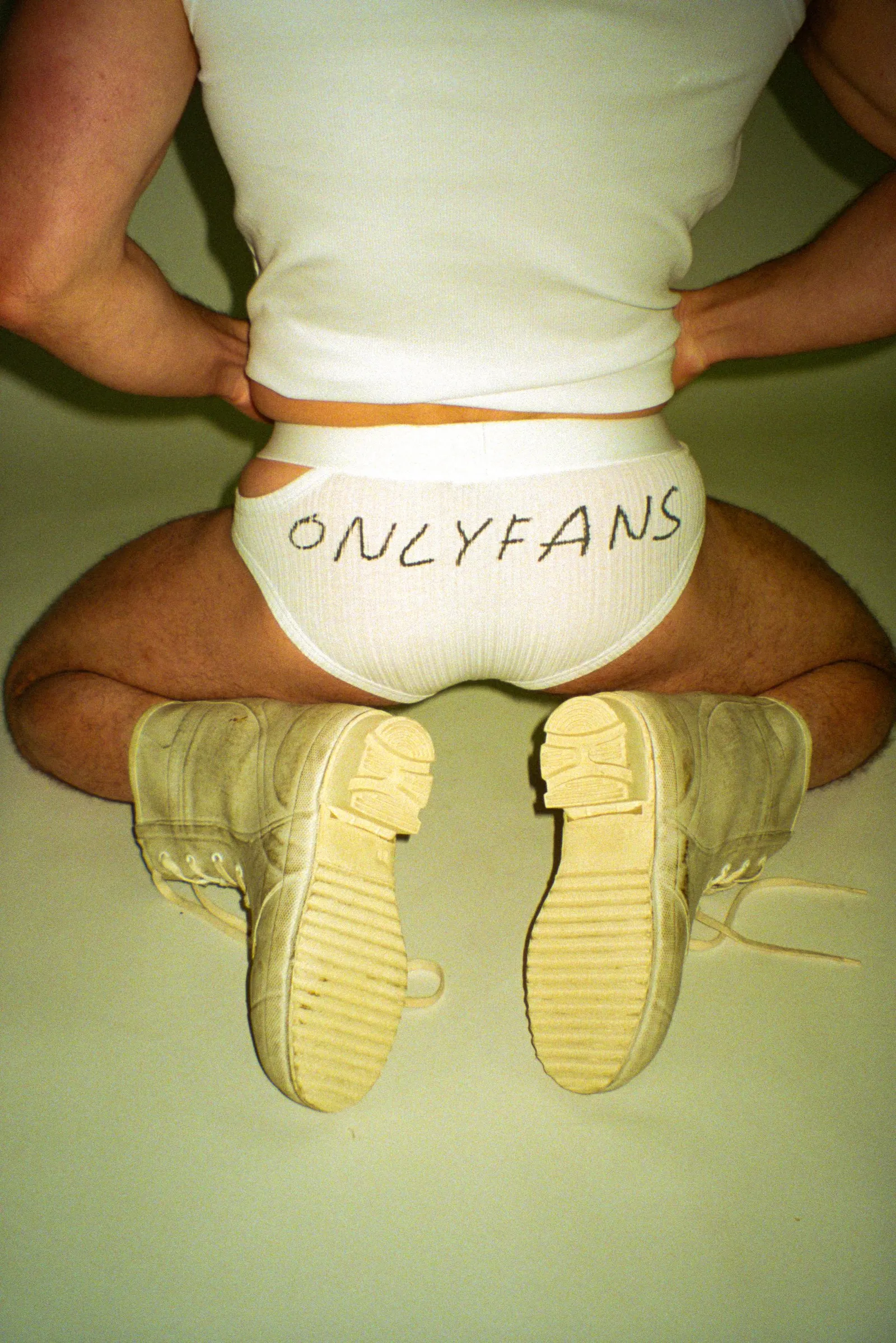 OnlyFans peut-il sauver la mode ? L'image peut contenir des vêtements pour bébé, des shorts, des couches, des chaussures et des chaussures.