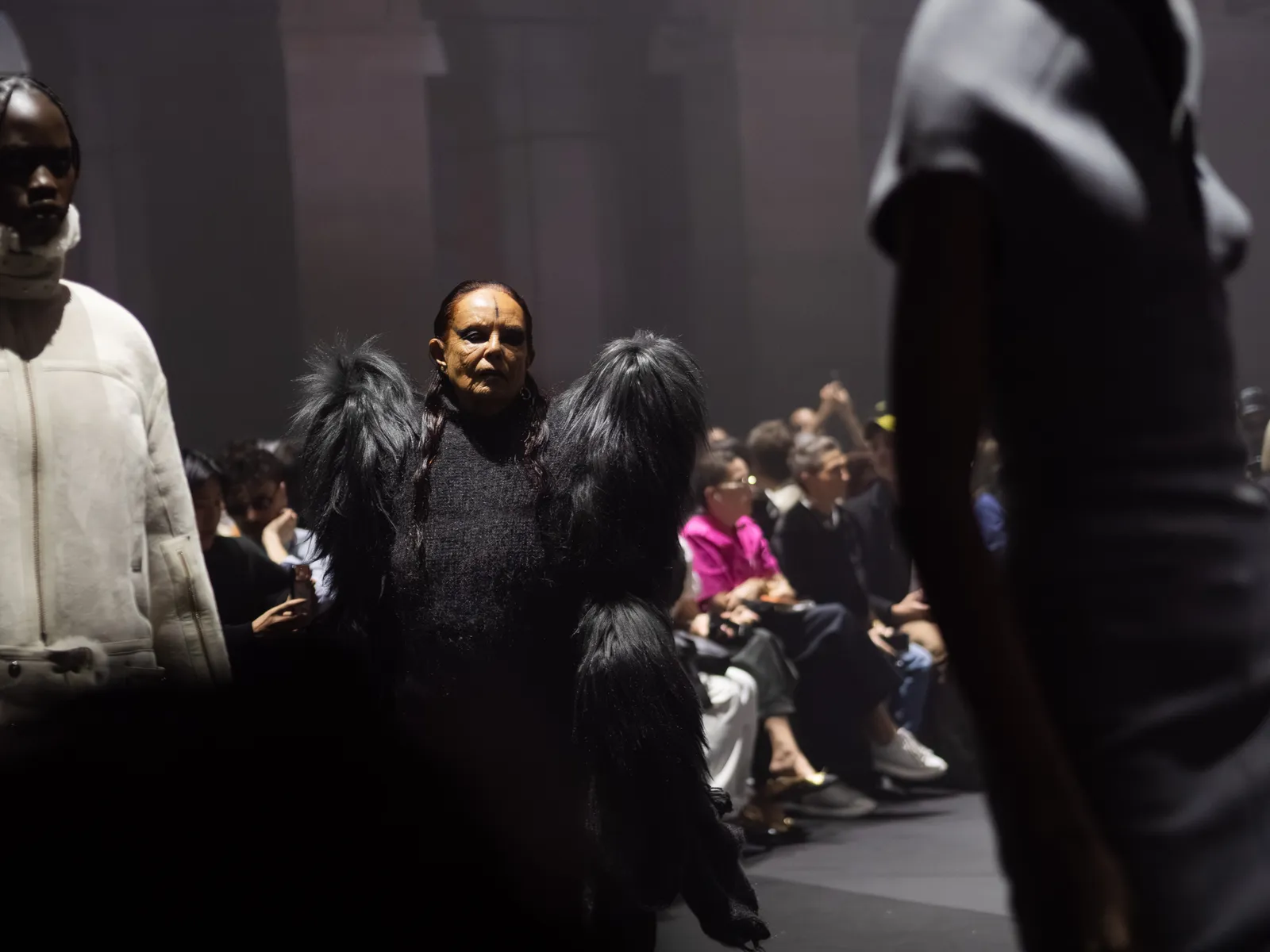 Michèle Lamy, Iconoclaste de la Mode, sur le Striptease, l'Intelligence Artificielle, Rick Owens et Zohran Mamdani L'image peut contenir des personnes Personne Vêtements Chaussures Chaussure Adulte Foule Visage et tête
