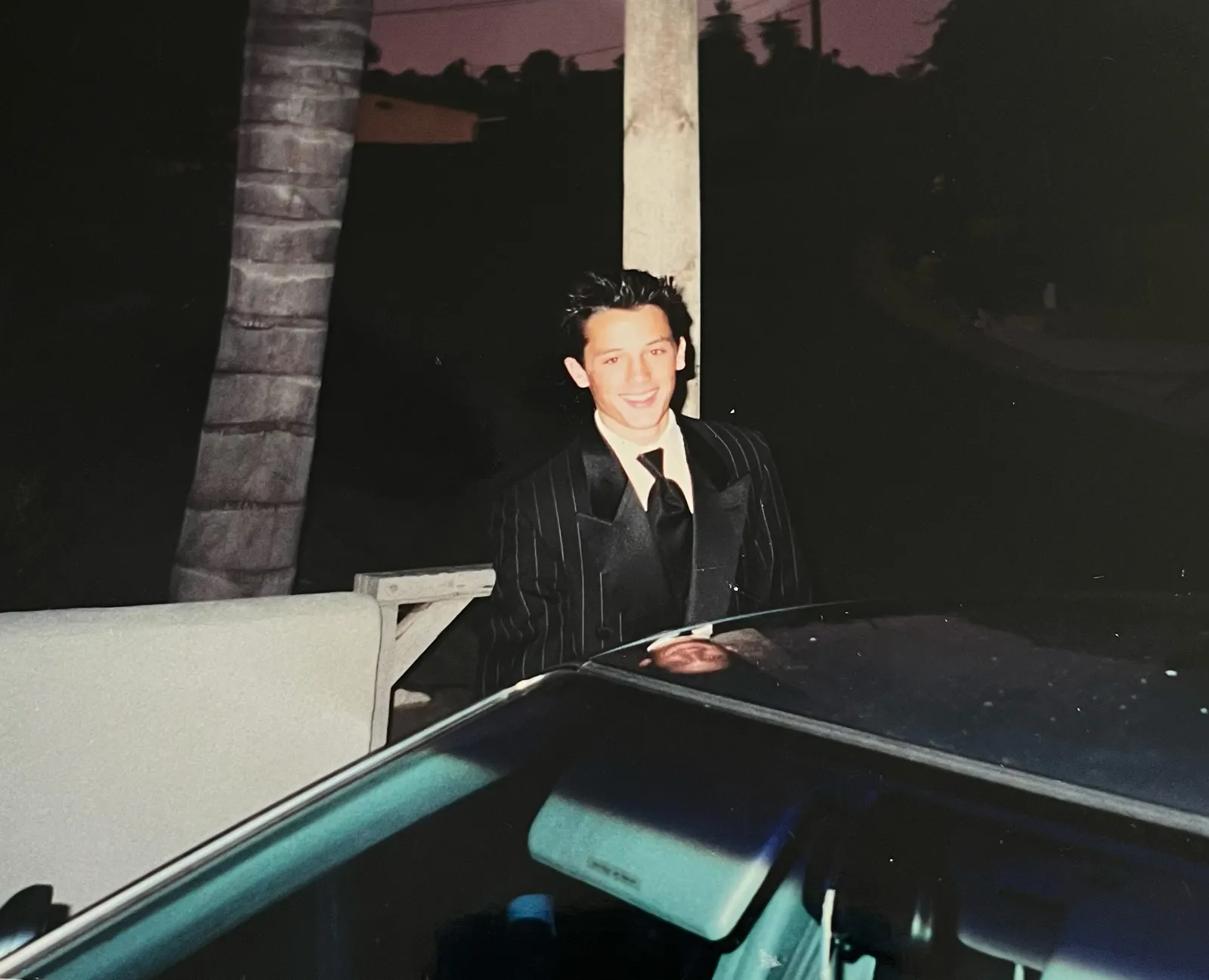 L'image peut contenir Stephen Colletti Vêtements Tenue de soirée Costume Visage Tête heureuse Personne Sourire Blazer Manteau et veste