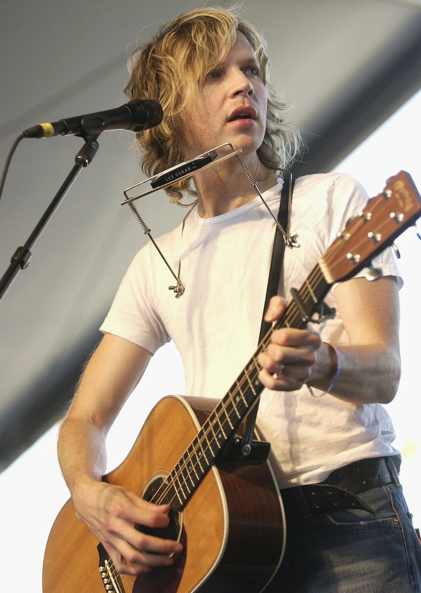 L'image peut contenir une guitare Beck, un instrument de musique, un artiste, une performance solo, un appareil électrique et un microphone.