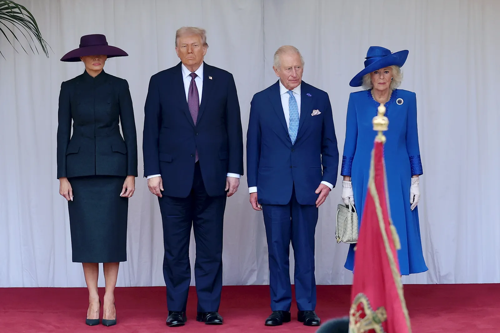 L'image peut contenir Charles Prince de Galles Donald Trump Personne Vêtements pour adultes Gant Personnes Accessoires et sac