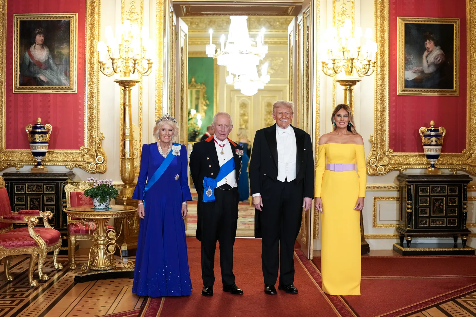 L'image peut contenir Charles Prince de Galles Donald Trump Melania Trump Personne Vêtements pour adultes Vêtements de cérémonie et costume