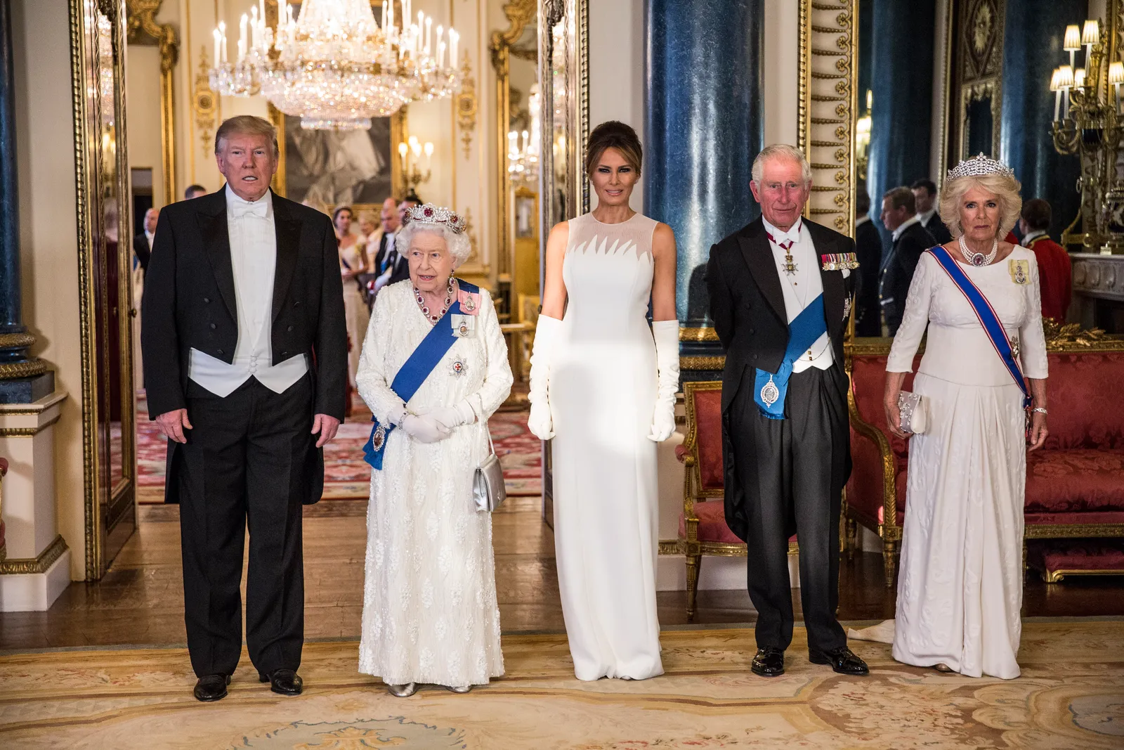 L'image peut contenir Charles Prince de Galles Elizabeth II Melania Trump Personne Vêtements pour adultes Gant et mariage