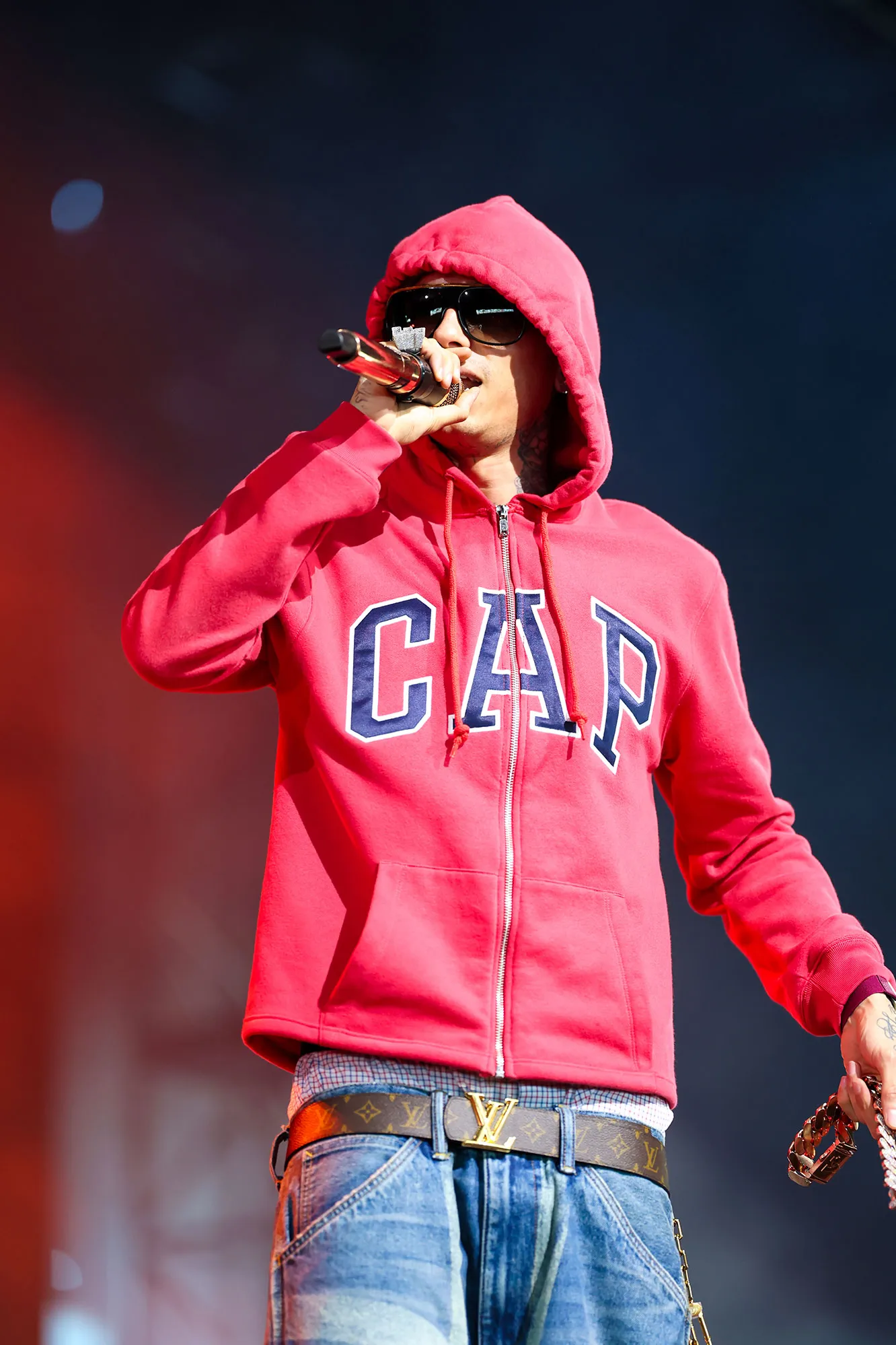 L'image contient peut-être un artiste Performance solo Accessoires Lunettes de soleil Vêtements Manteau Veste et tricots