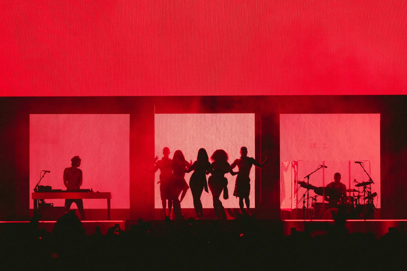 L'image peut contenir une personne adulte, un concert sur scène, une foule, une performance de groupe de bébés, une silhouette et un style urbain.
