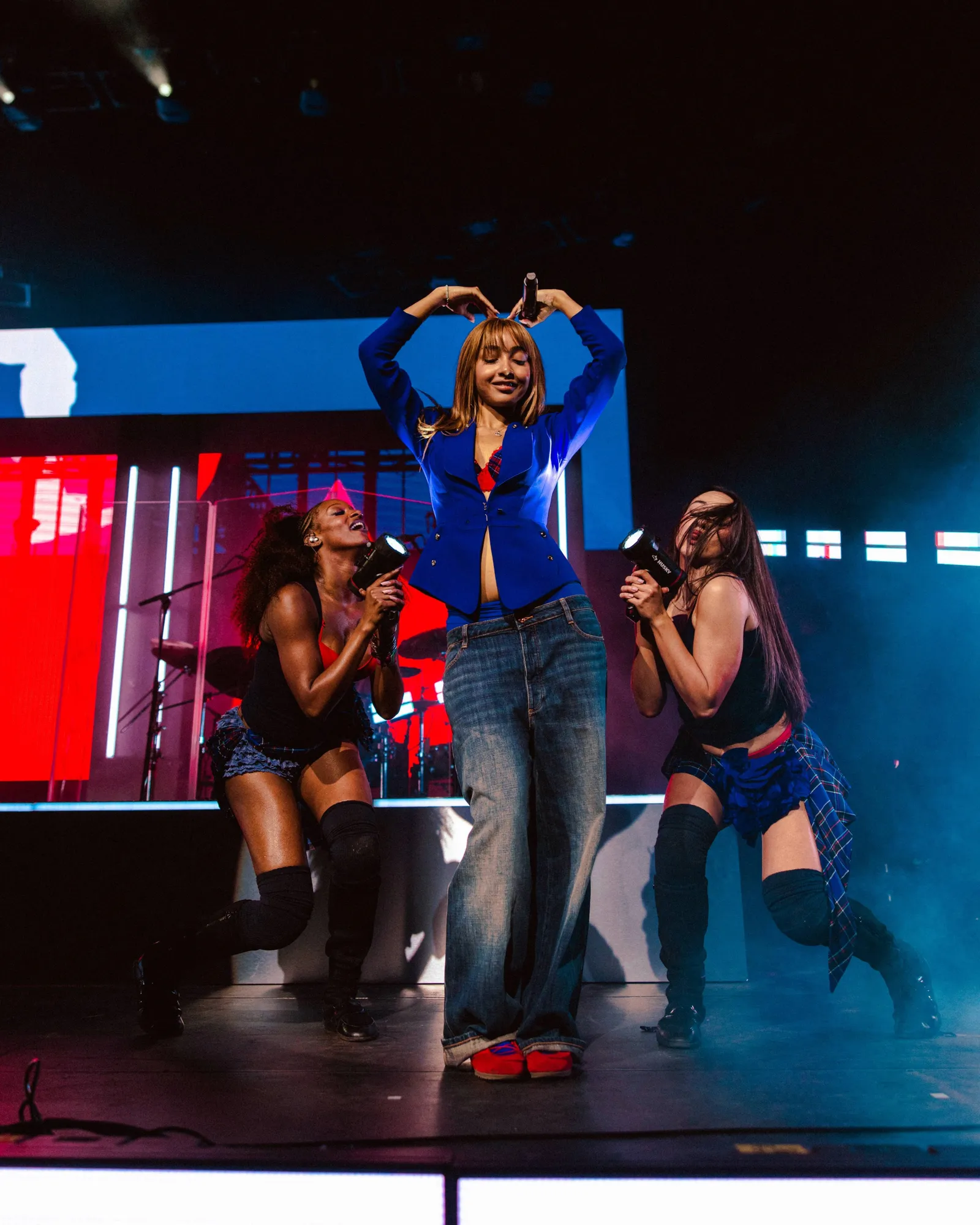 L'image peut contenir des vêtements Sy Smith Jeans Pantalons Personne adulte Manteau urbain et éclairage