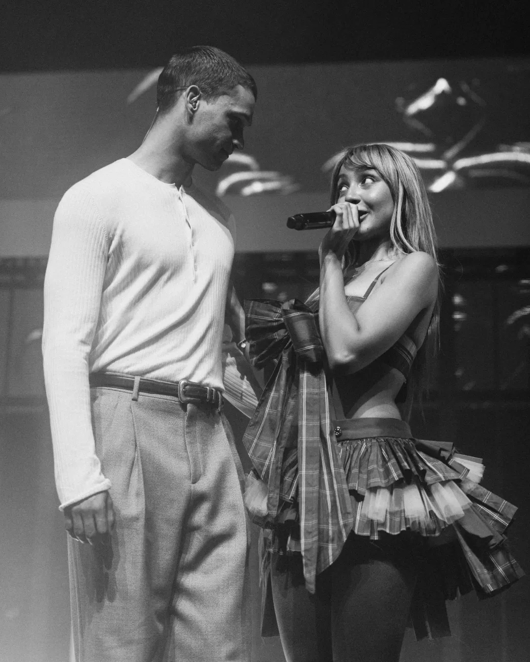 L'image peut contenir une personne adulte, un duo, des vêtements, une jupe, un visage et une tête.