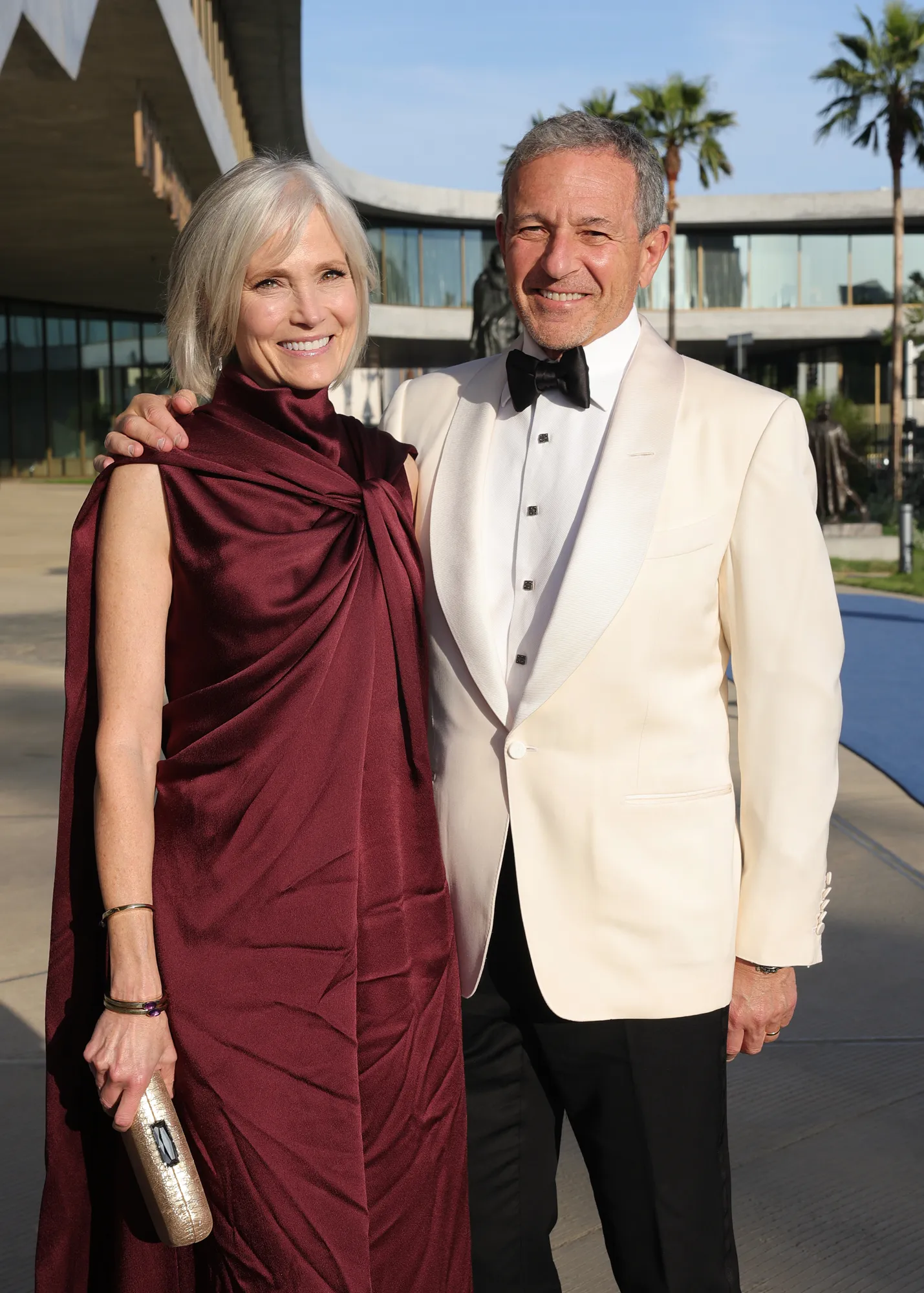 C'est le monde du LACMA et Hollywood veut y jouer L'image contient peut-être Bob Iger Blazer Vêtements Manteau Veste Tenue de soirée Costume Personne Personnes Adulte Visage et tête
