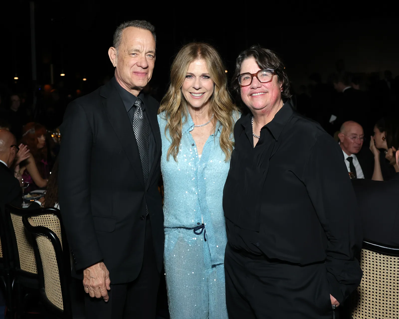 C'est le monde du LACMA et Hollywood veut y jouer L'image peut contenir Tom Hanks Catherine Opie Rita Wilson Blazer Vêtements Manteau Veste Mode Vêtements de cérémonie et costume