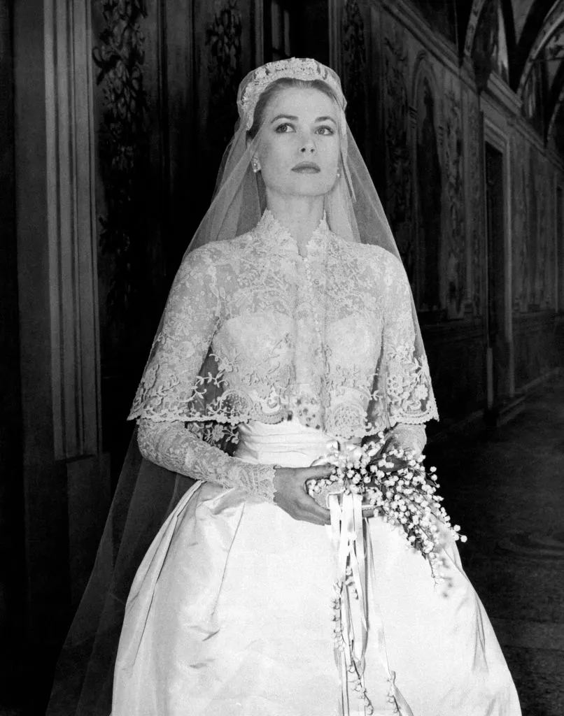 Grace Kelly et le prince Rainier de Monaco se sont mariés il y a 70 ans aujourd'hui. Voici 10 choses que vous ne savez peut-être pas sur le mariage L'image peut contenir Grace Kelly Personne Vêtements Robe Mode Tenue de soirée Robe de mariée Robe de mariée Adulte et visage