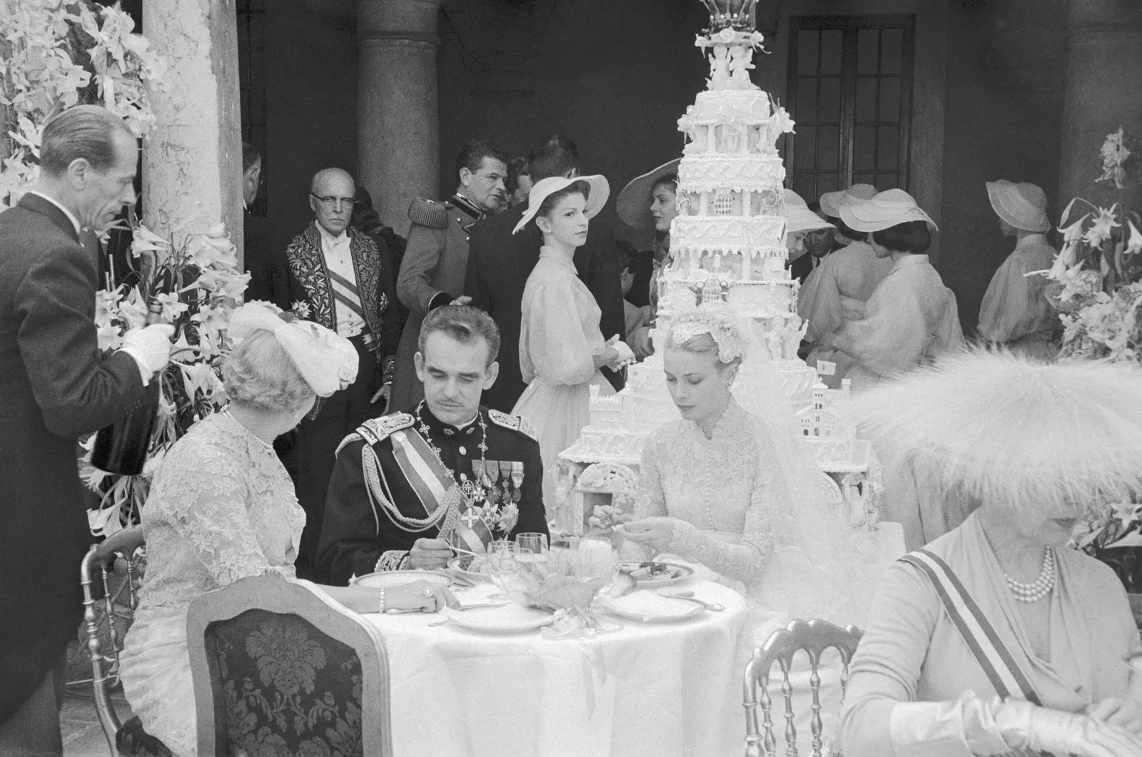 Grace Kelly et le prince Rainier de Monaco se sont mariés il y a 70 ans aujourd'hui. Voici 10 choses que vous ne savez peut-être pas sur le mariage L'image peut contenir Rainier III Prince de Monaco Grace Kelly Hans Geiger Luciana Angiolillo et Todor Zhivkov