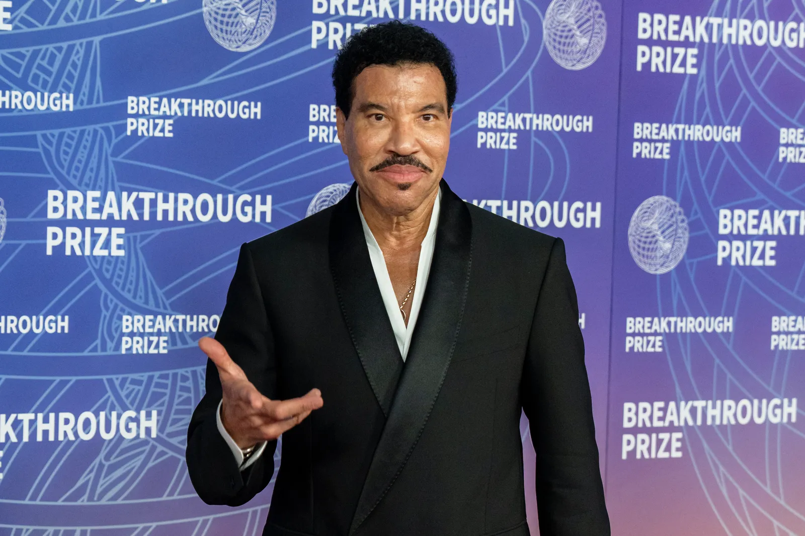 L'image peut contenir Lionel Richie Vêtements Tenue de soirée Costume Personne adulte Blazer Manteau Veste Visage et tête