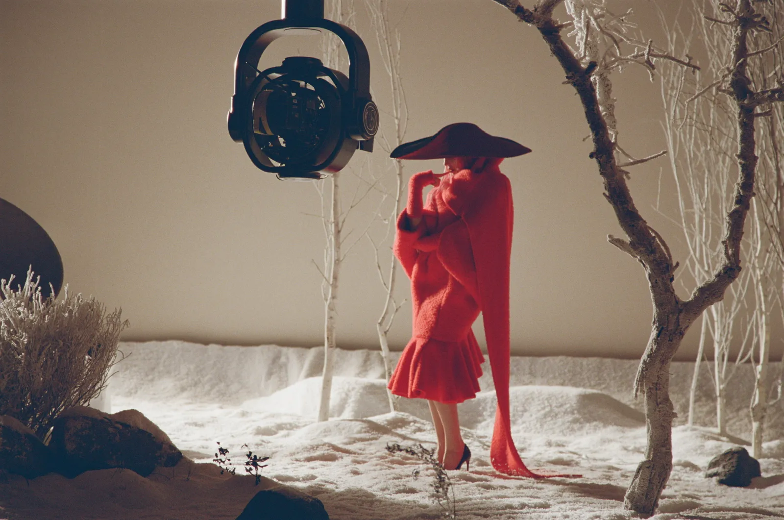 L'image peut contenir une personne adulte, une photographie, des vêtements, un manteau, un appareil électronique et un appareil photo.