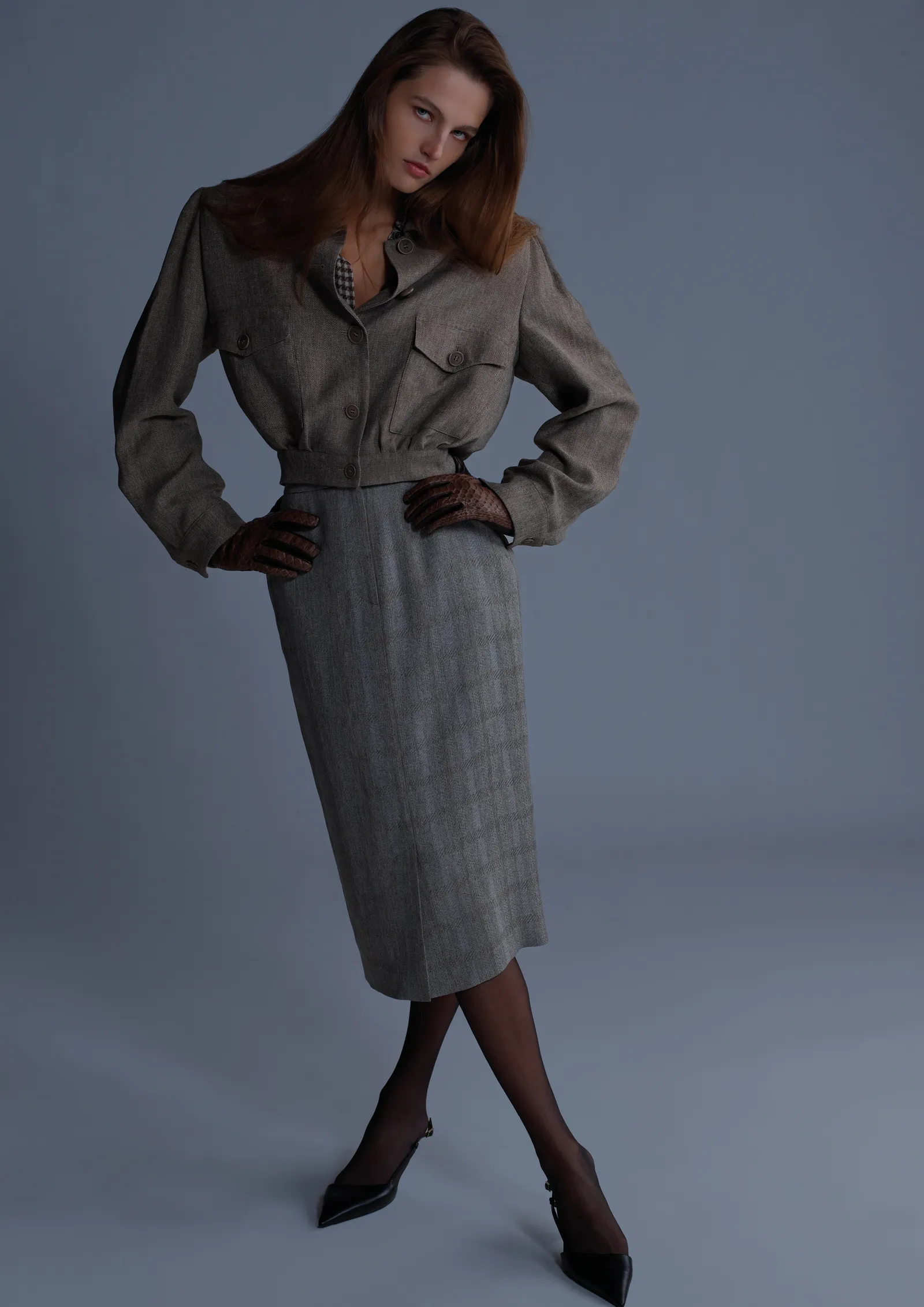 L'image peut contenir des vêtements manteau vêtements de cérémonie costume chemisier robe personne adulte manches longues et gant