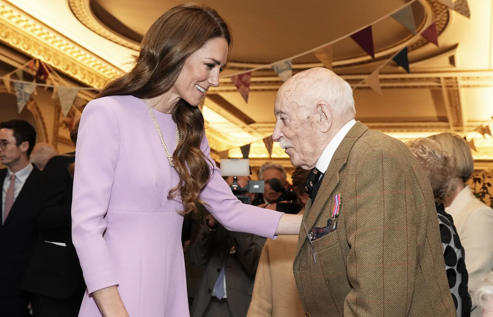 L'image peut contenir Jean Rochefort Howard Fineman Personne adulte Accessoires Tenue de soirée Cravate Visage Tête et vêtements