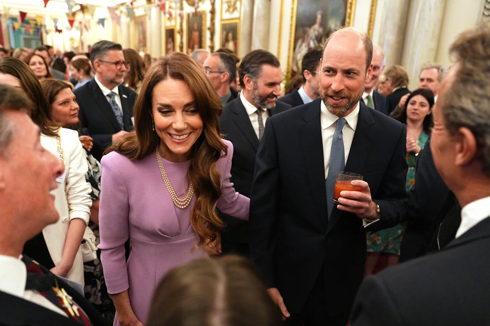 L'image contient peut-être le prince William, duc de Cambridge, Arthur C. Brooks, blazer, vêtements, manteau, veste, vêtements de cérémonie et costume.