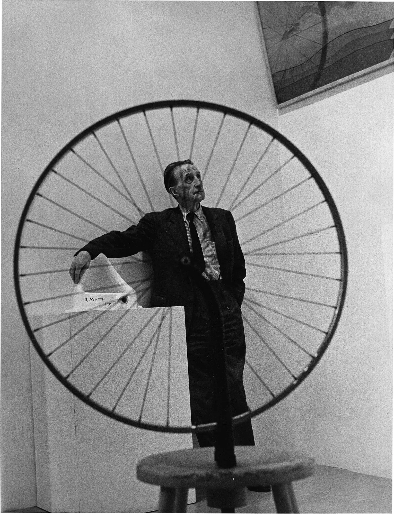 L'image peut contenir Robert Garran Machine Spoke Vêtements Manteau Photographie Roue Personne adulte Visage Tête et portrait