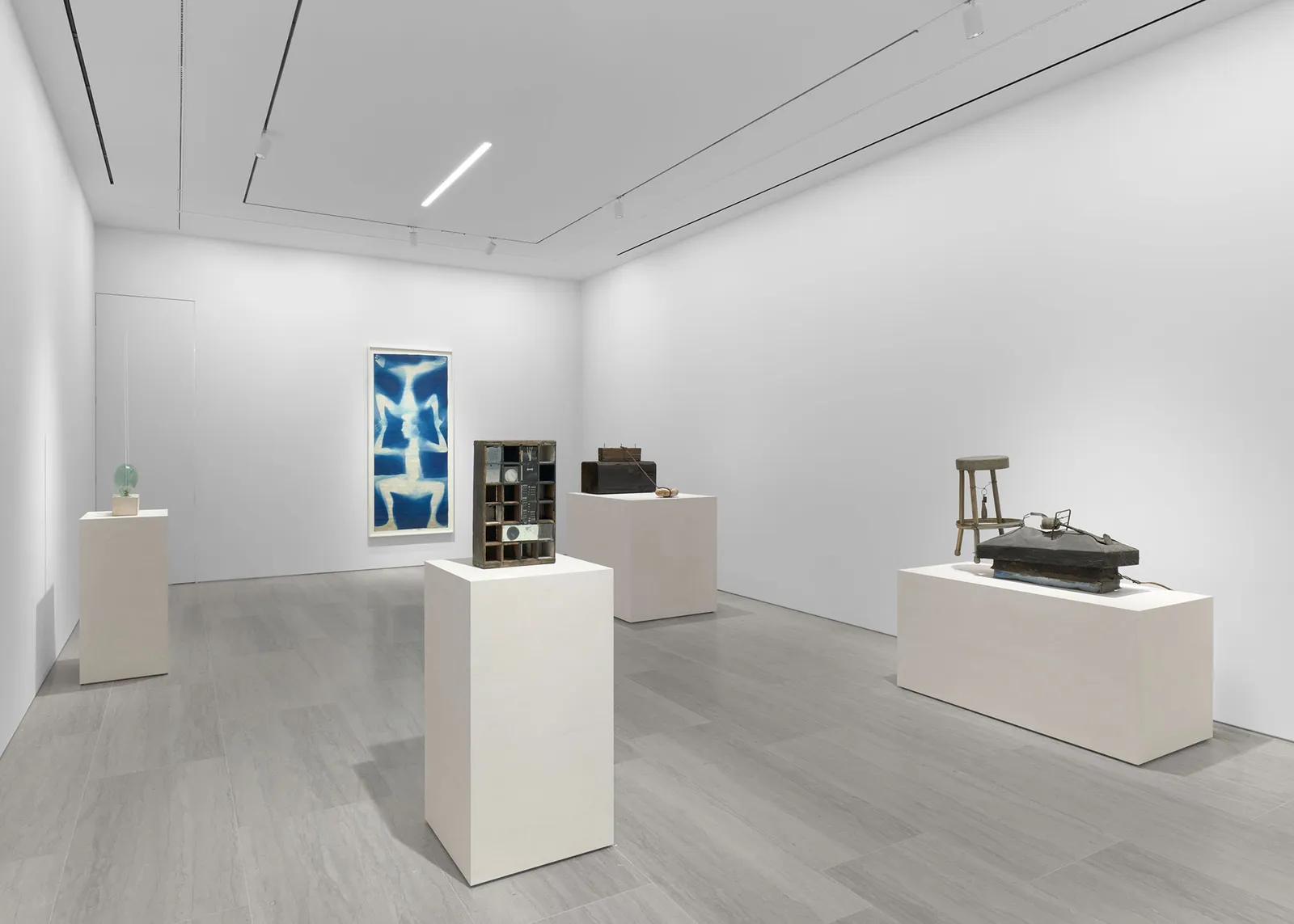 L'image peut contenir une architecture, un bâtiment, un intérieur, un musée, de l'art et de la peinture.