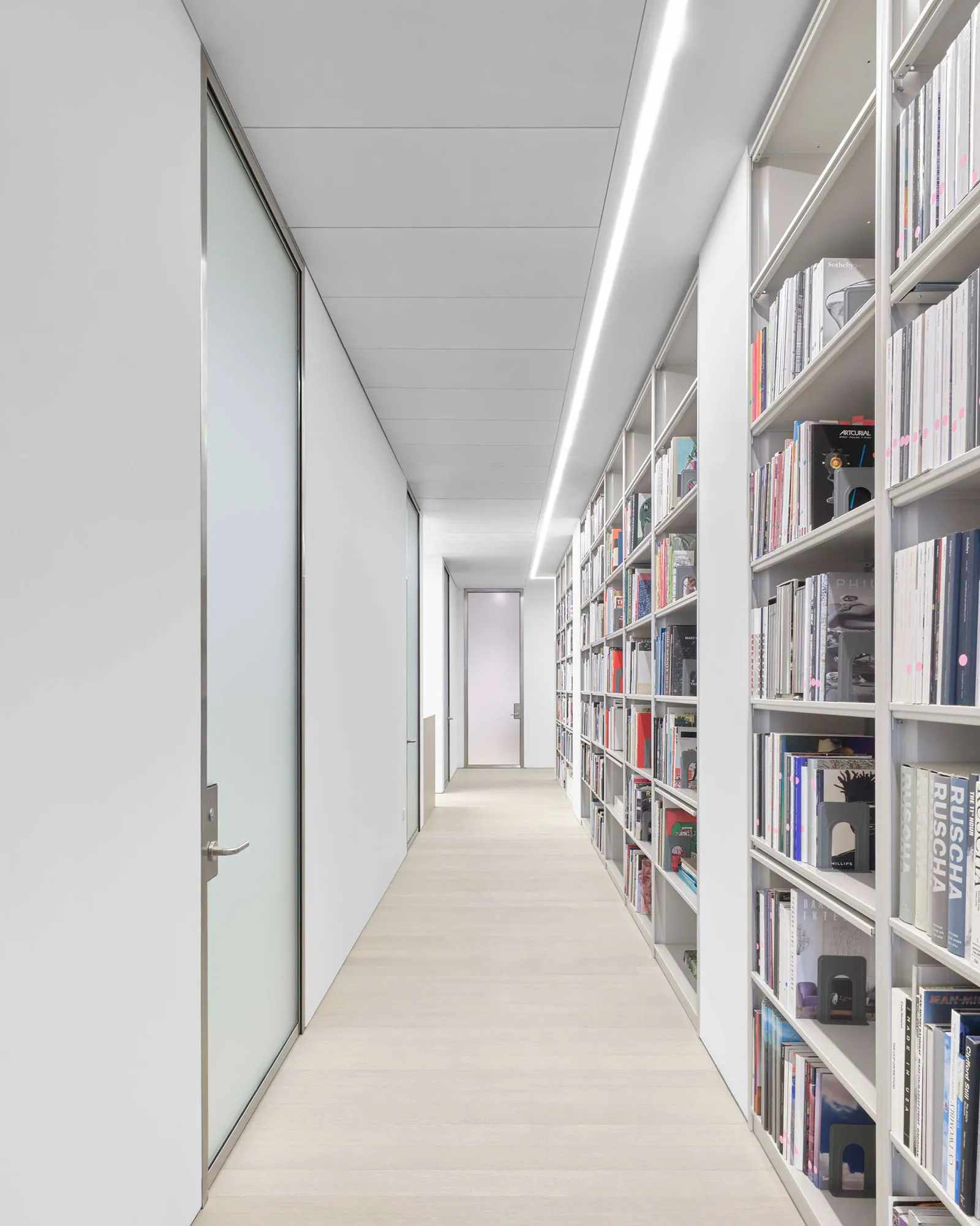 L'image peut contenir un bâtiment et un couloir d'architecture de mobilier d'intérieur